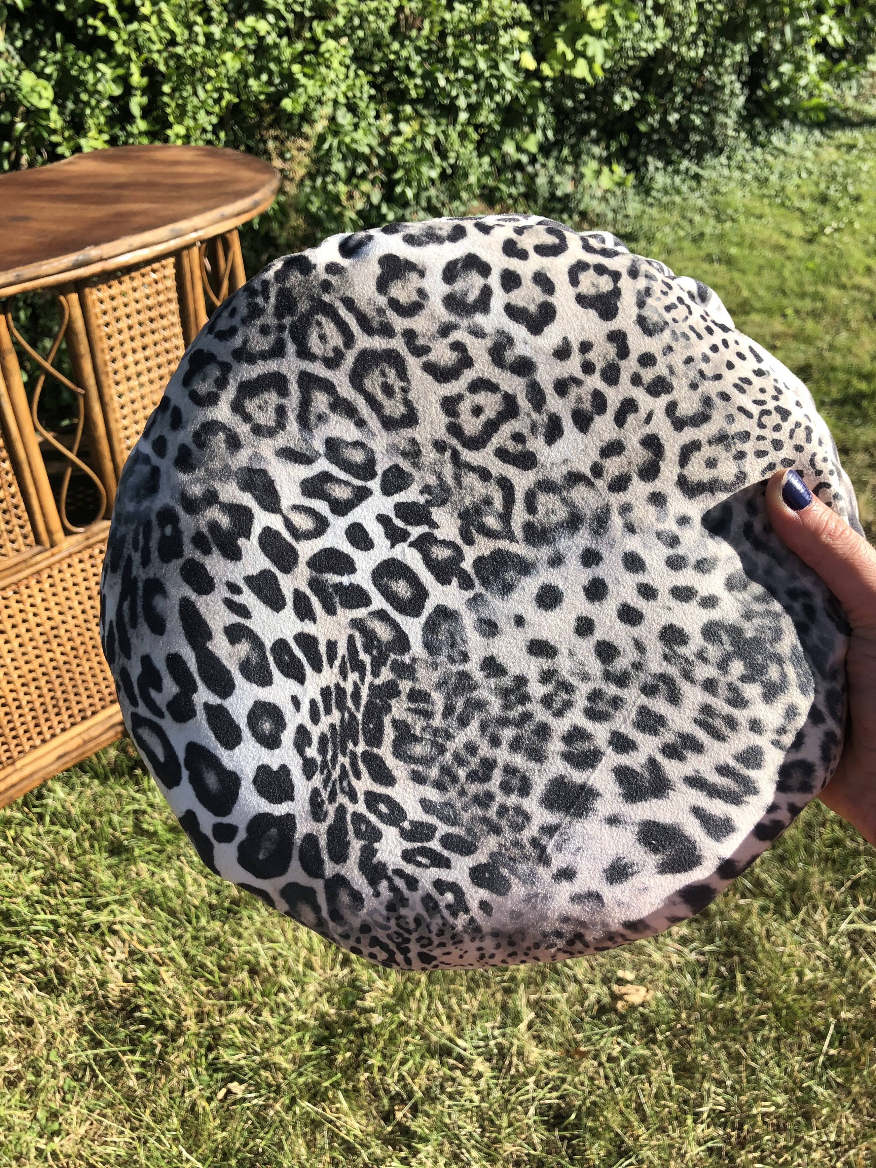 Rattan and cannage bar and 2 stools