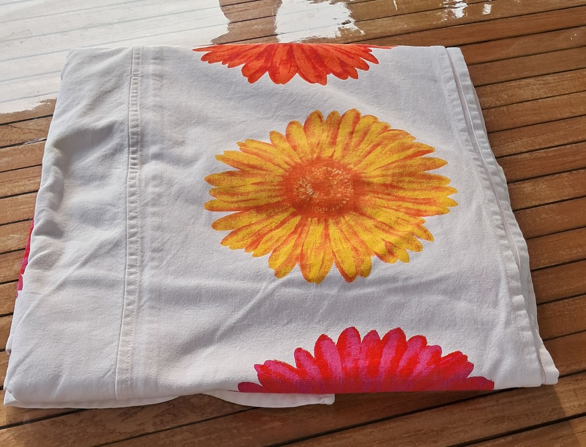 Vintage Flower Power tablecloth with large floral patterns — 1970s