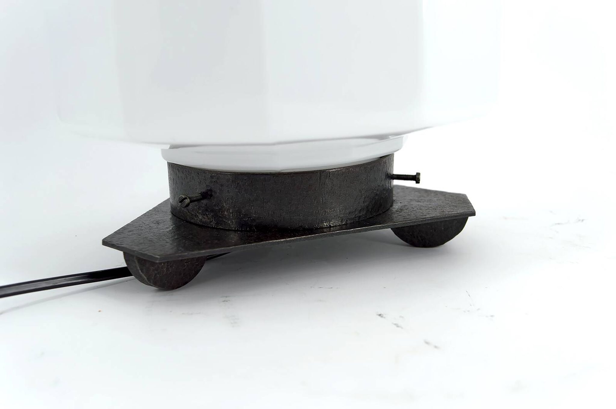 Lampe Art Déco Steamline Modern, vers 1930 – Verre opalin et fer Forgé