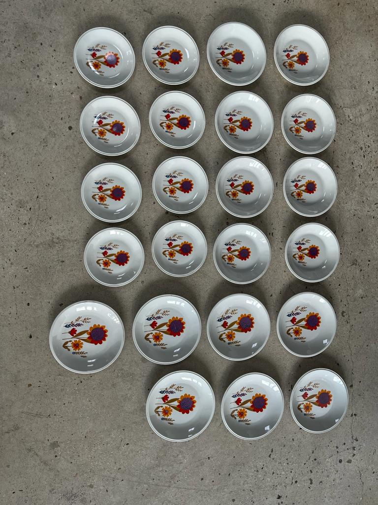 Ensemble vintage d'assiettes porcelaine de Sologne à motif floral stylisé