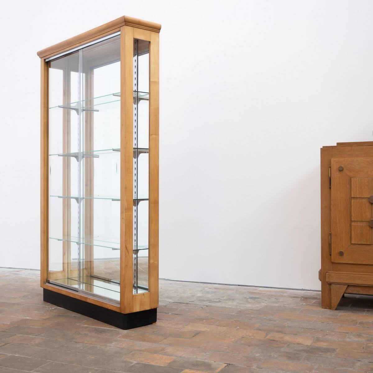 Blonde walnut display cabinet with sliding glass doors – 20th century