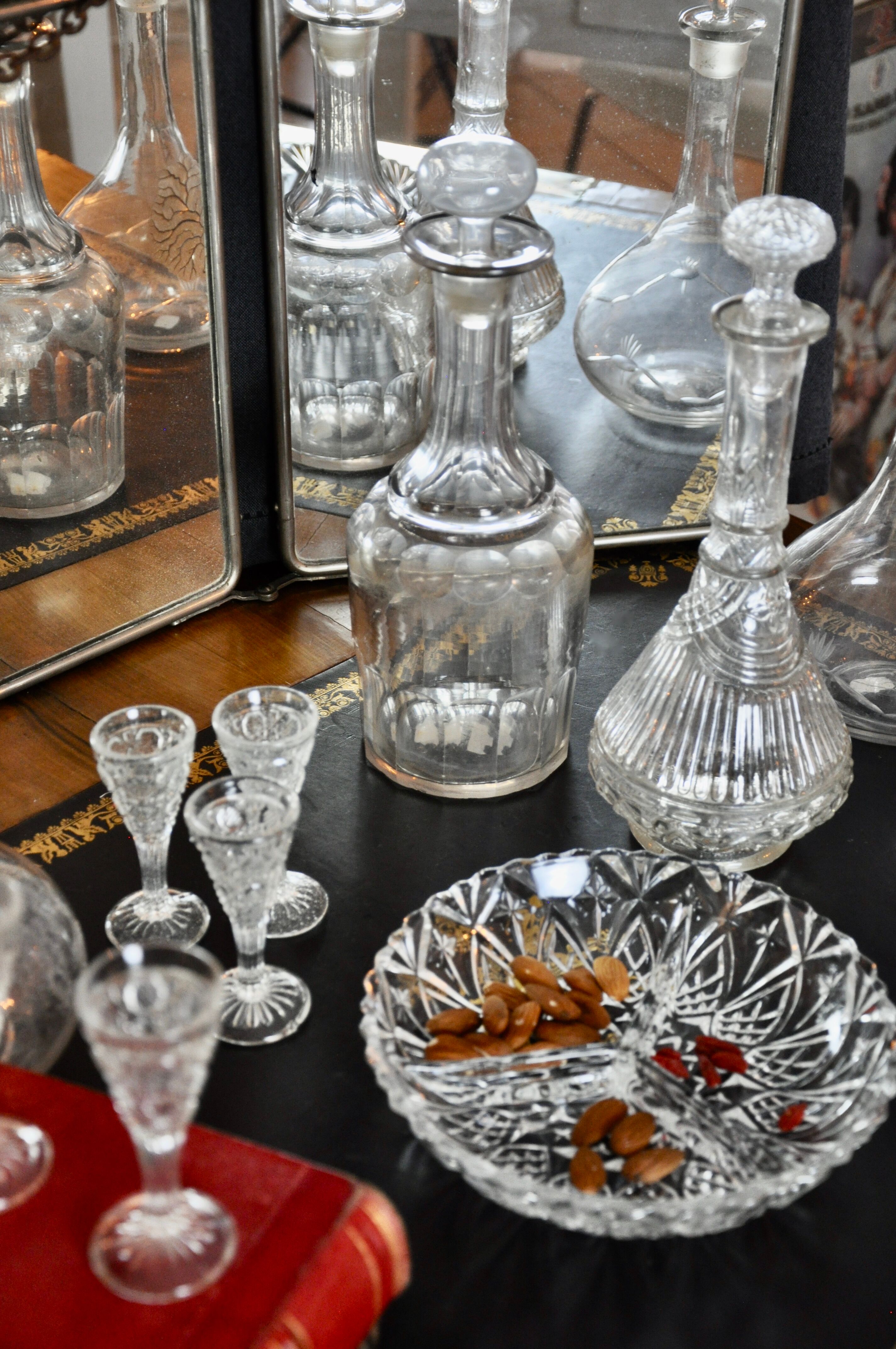 Set de 8 verres à liqueur en verre moulé