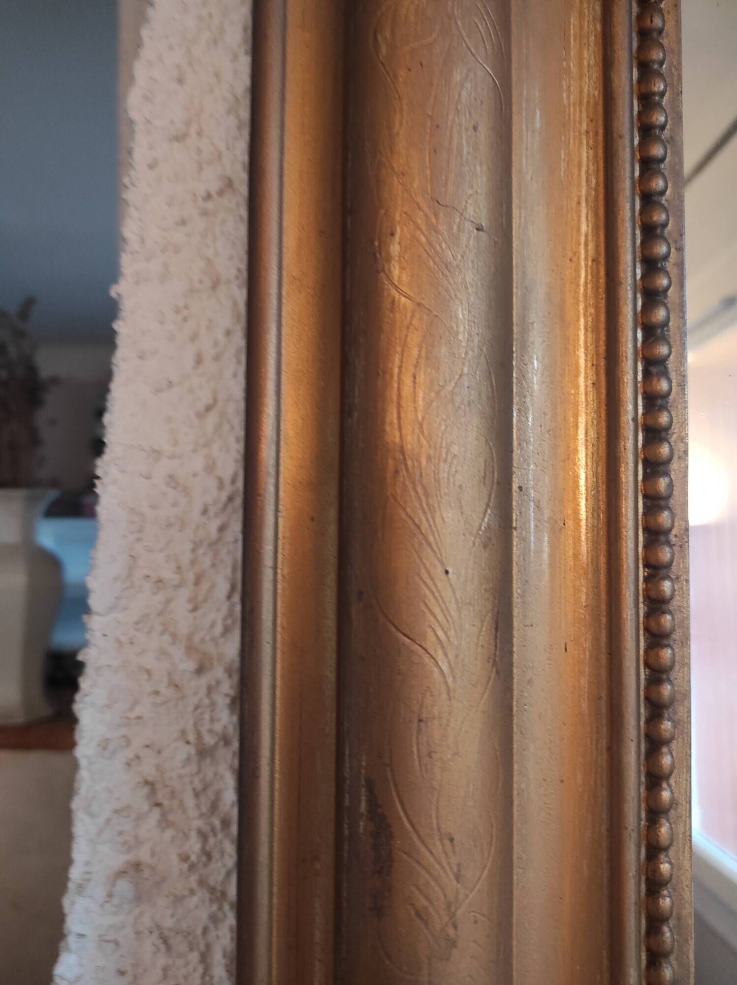 Miroir Louis Philippe de cheminée à fronton de la fin du 19e siècle en bois et stuc redoré, 115x78 cm