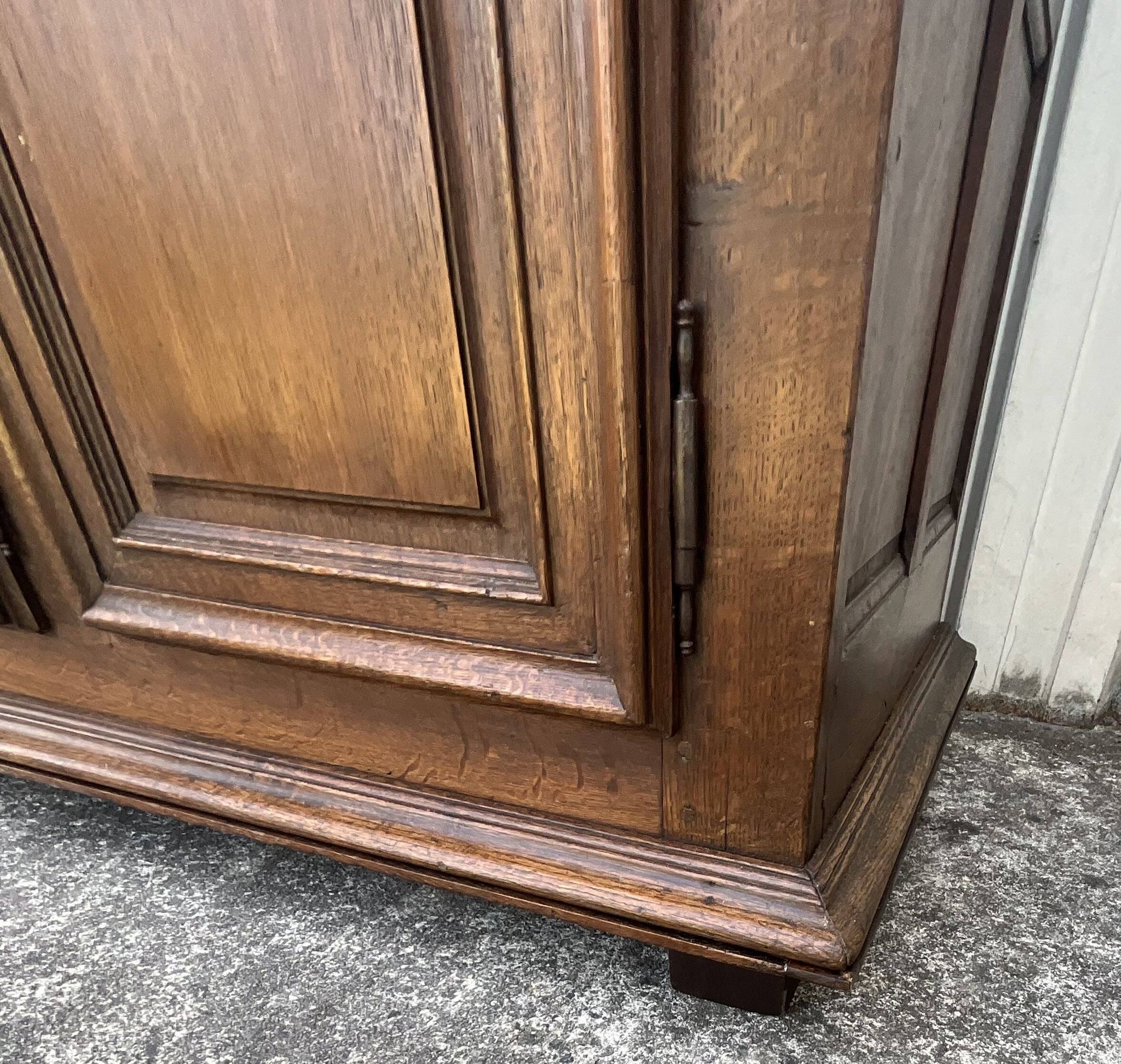 Country-style sideboard in solid oak – 18th century