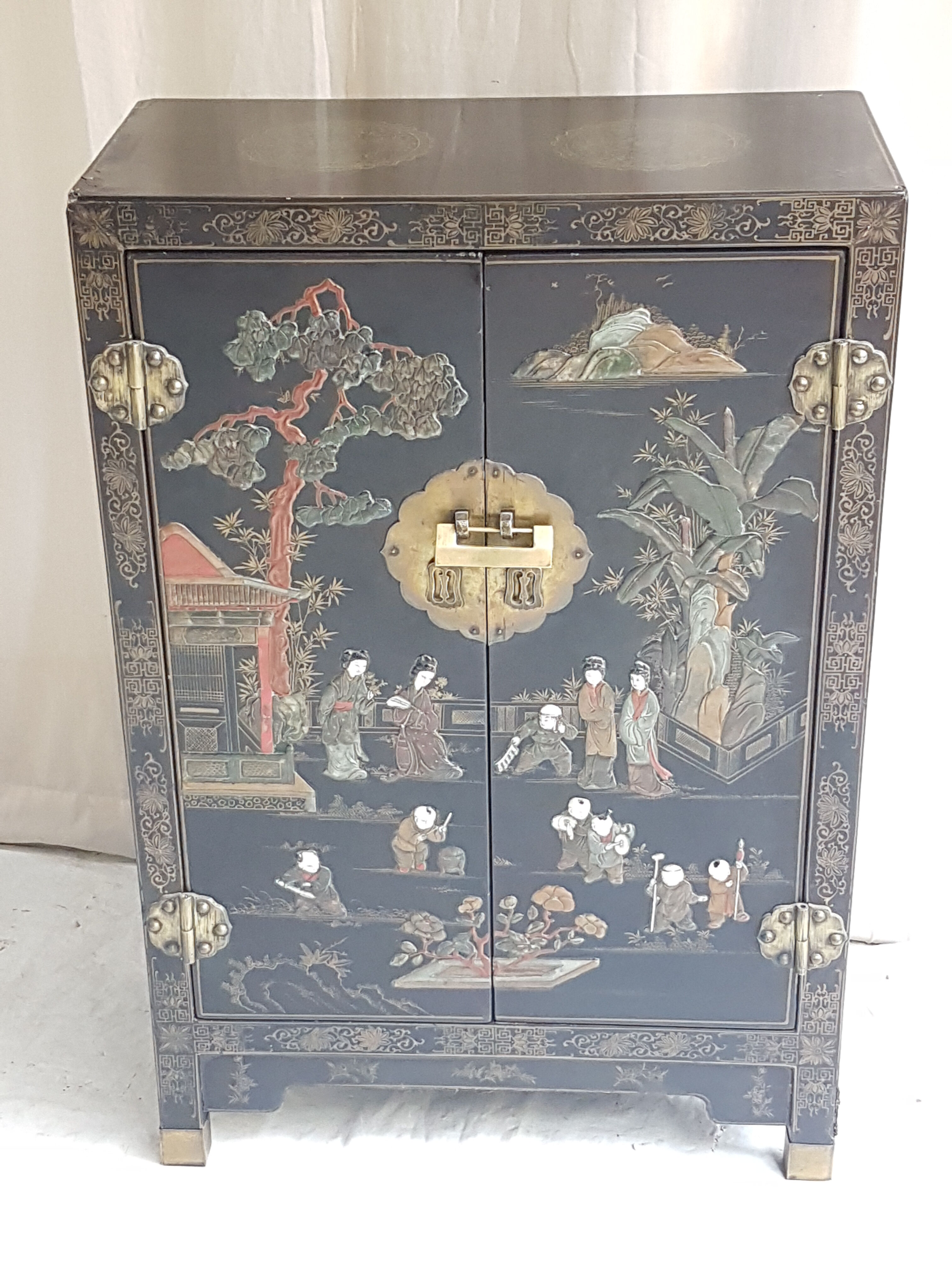 Chinese Bahut in 2-door laque