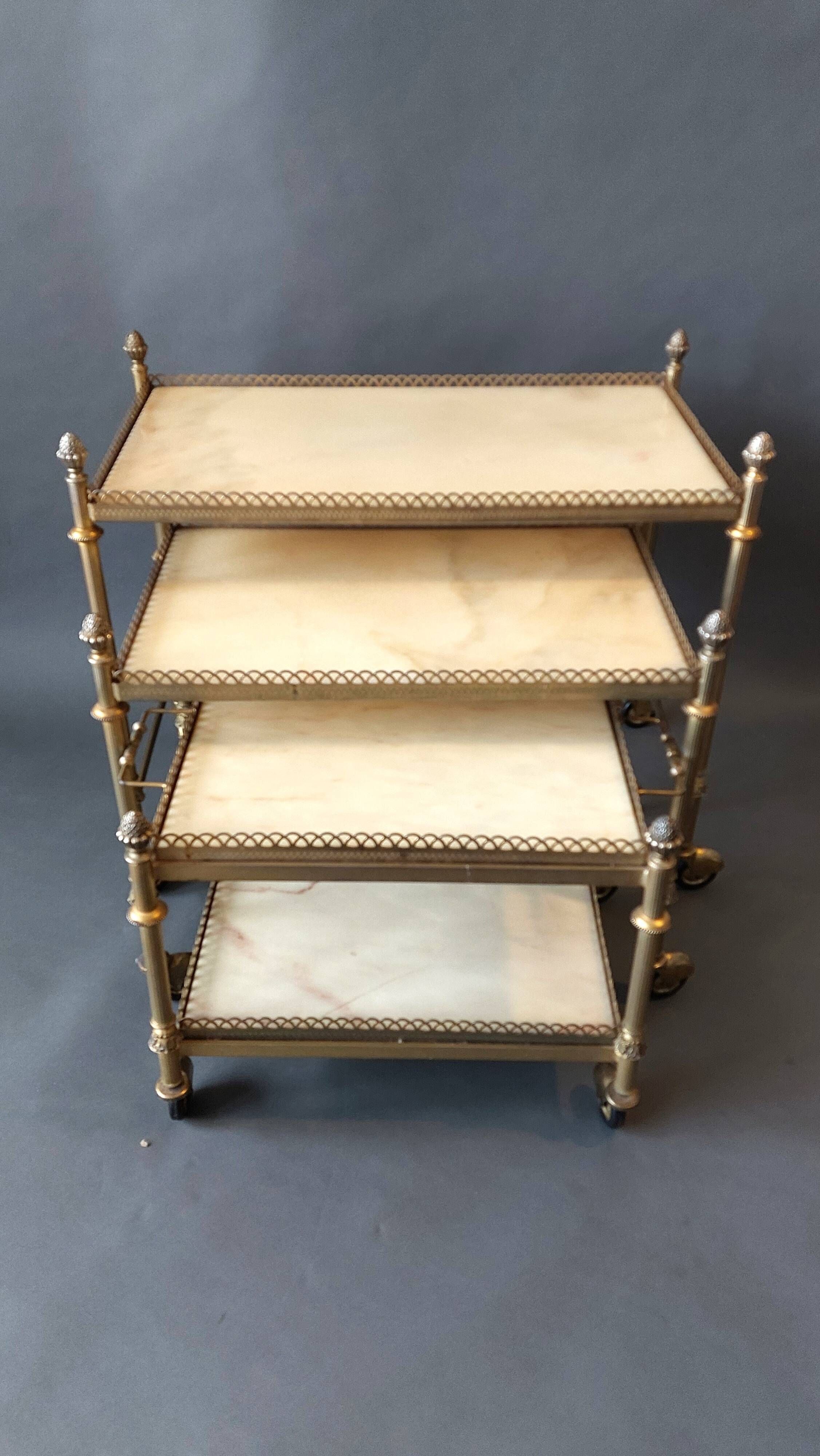Neoclassical nesting trolleys in gilded brass and peach marble 1950/1960.