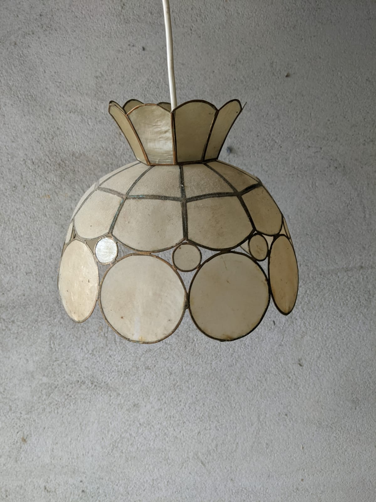 Suspension in mother-of-pearl and brass flower shape