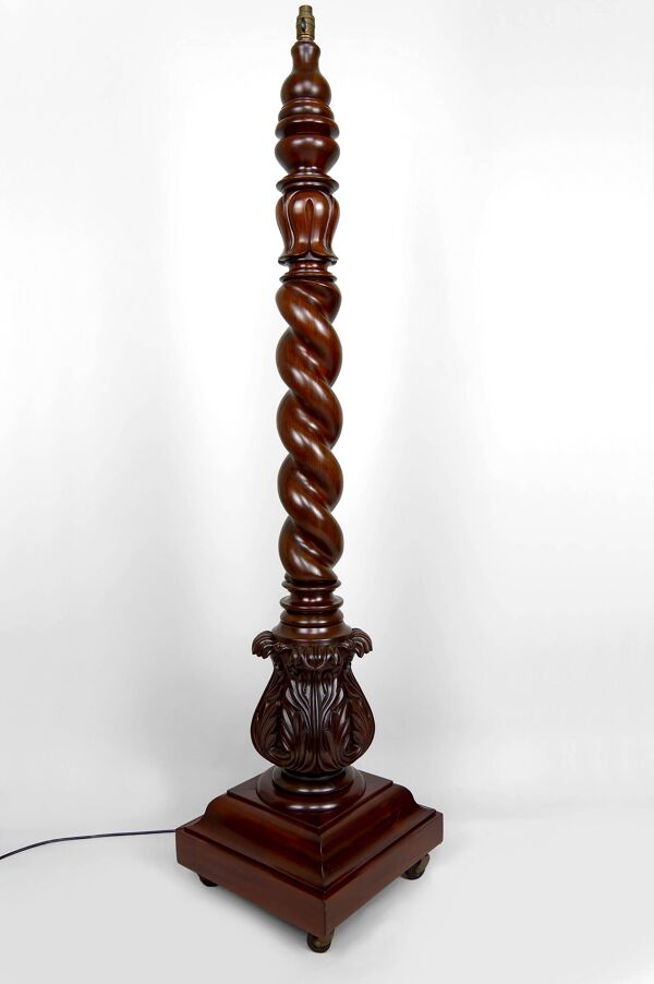 Important Lampadaire Colonne Victorienne Torsadée en Noyer Massif, c. 1900