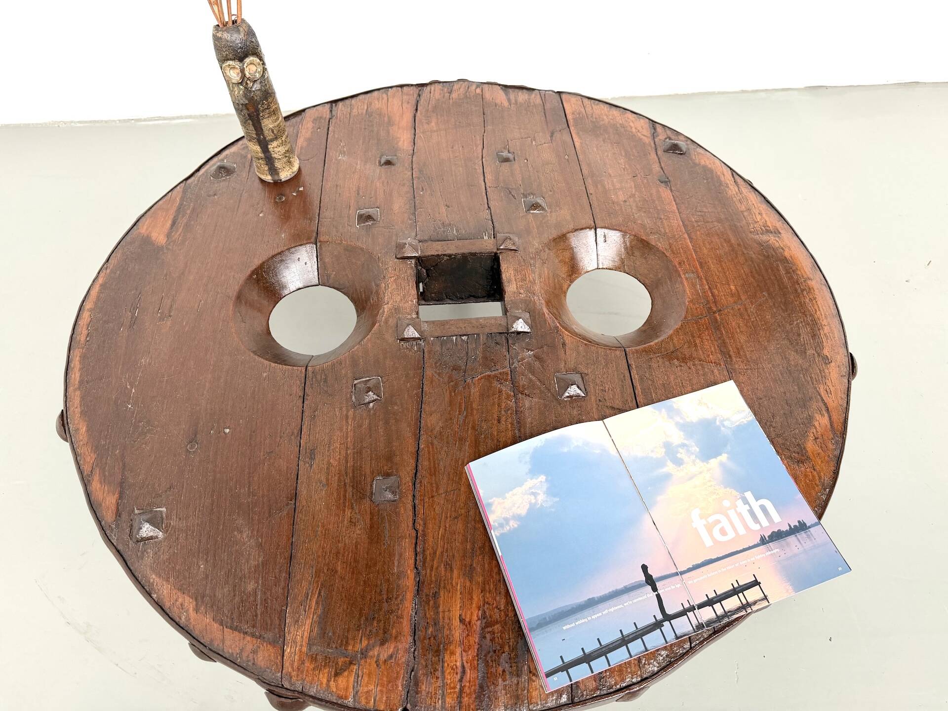 Brutalist Circular Coffee Table in Solid Wood – Brazilian Folk Art