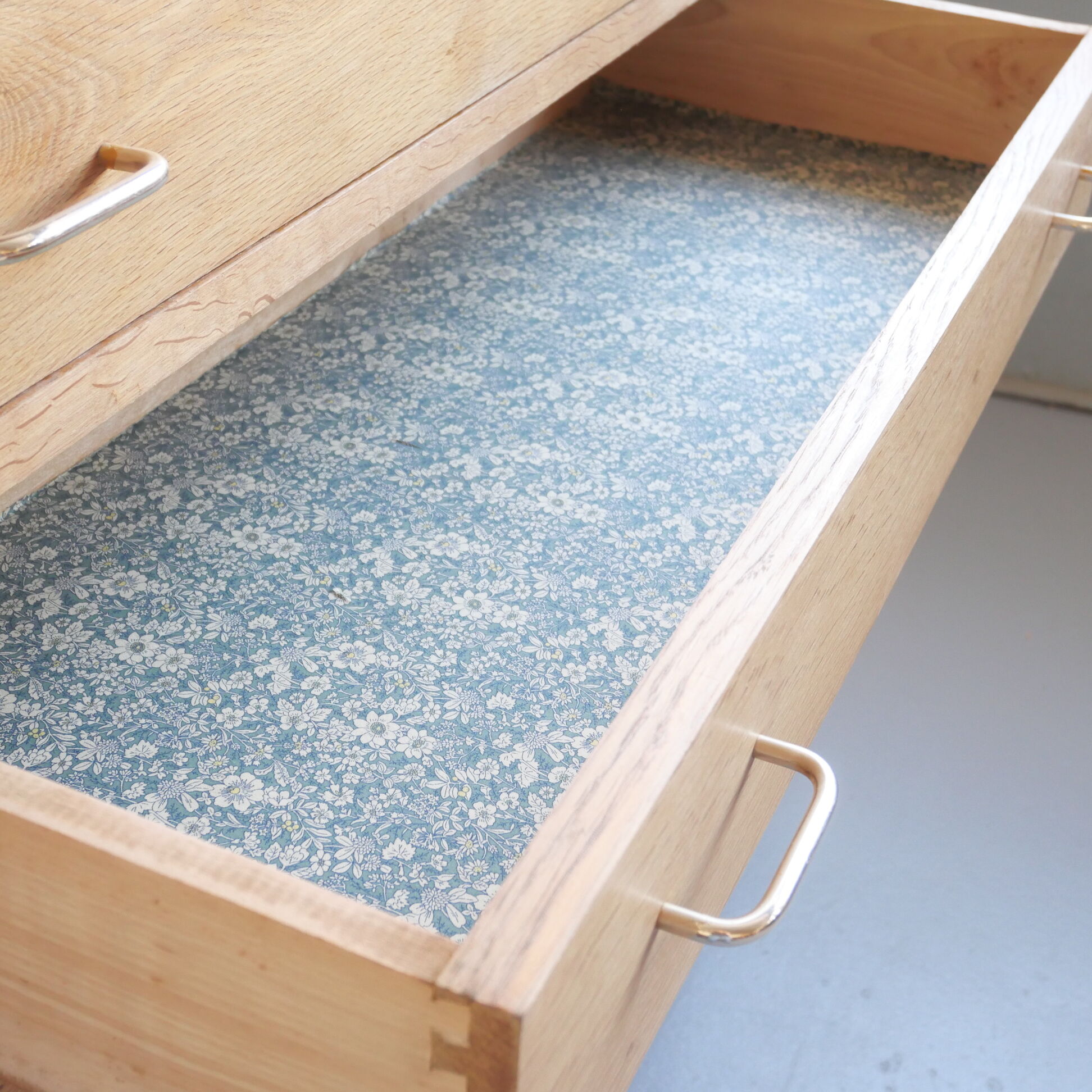 Oak chest of drawers