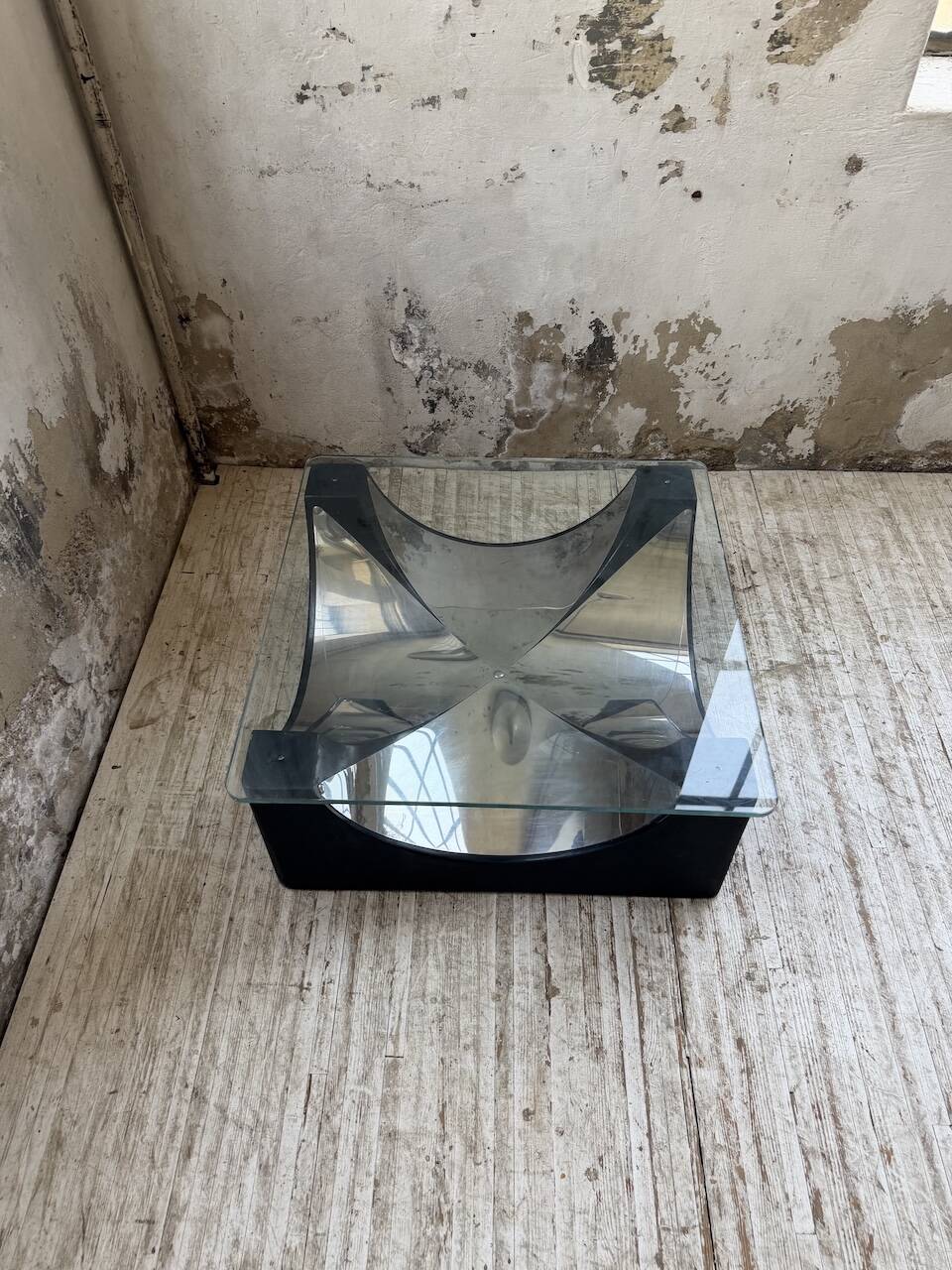 Table basse socle moulé et chrome, années 70