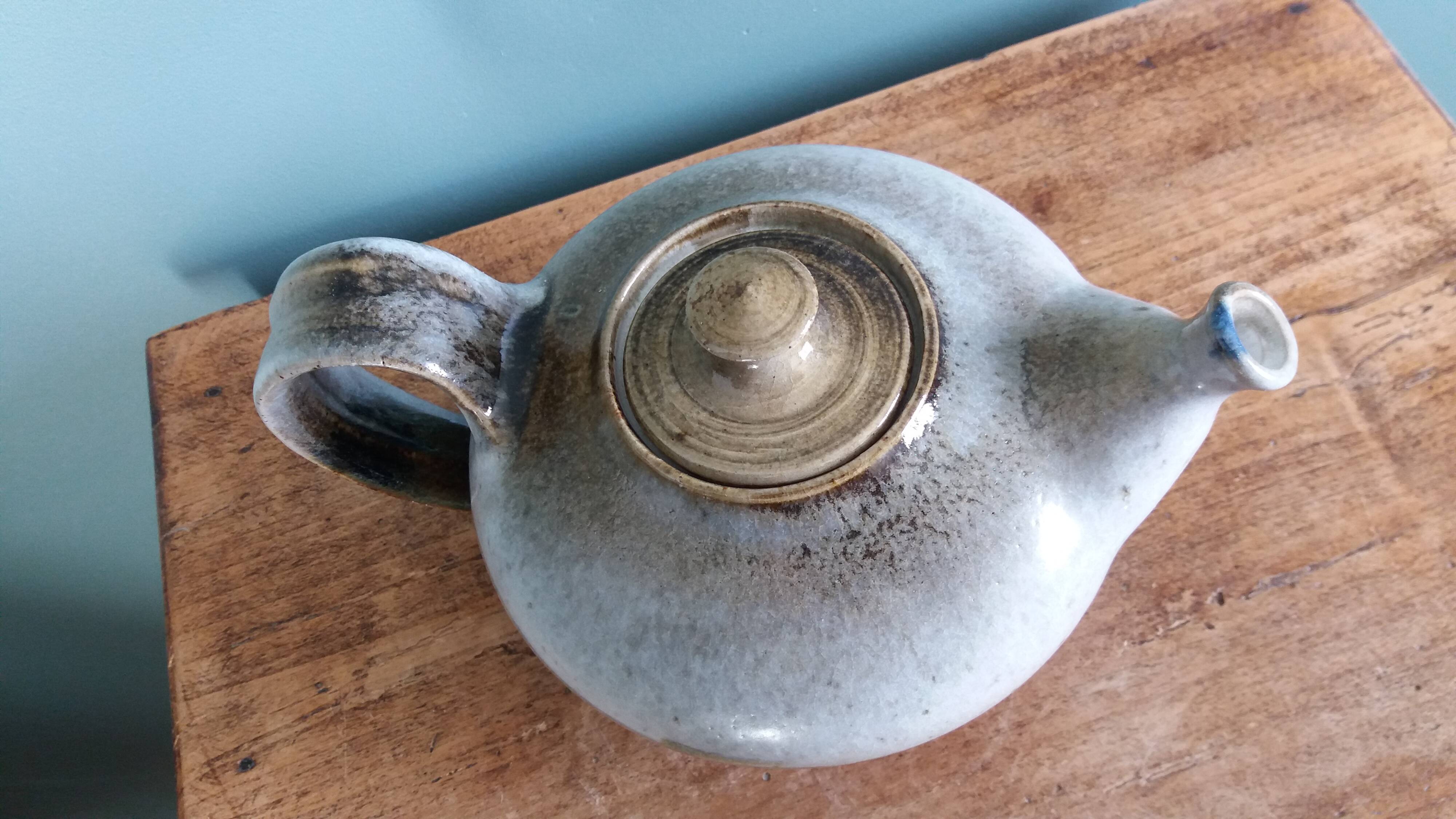 Teapot by Raymond Guibert, Lamoura, Jura, in Puisaye stoneware.