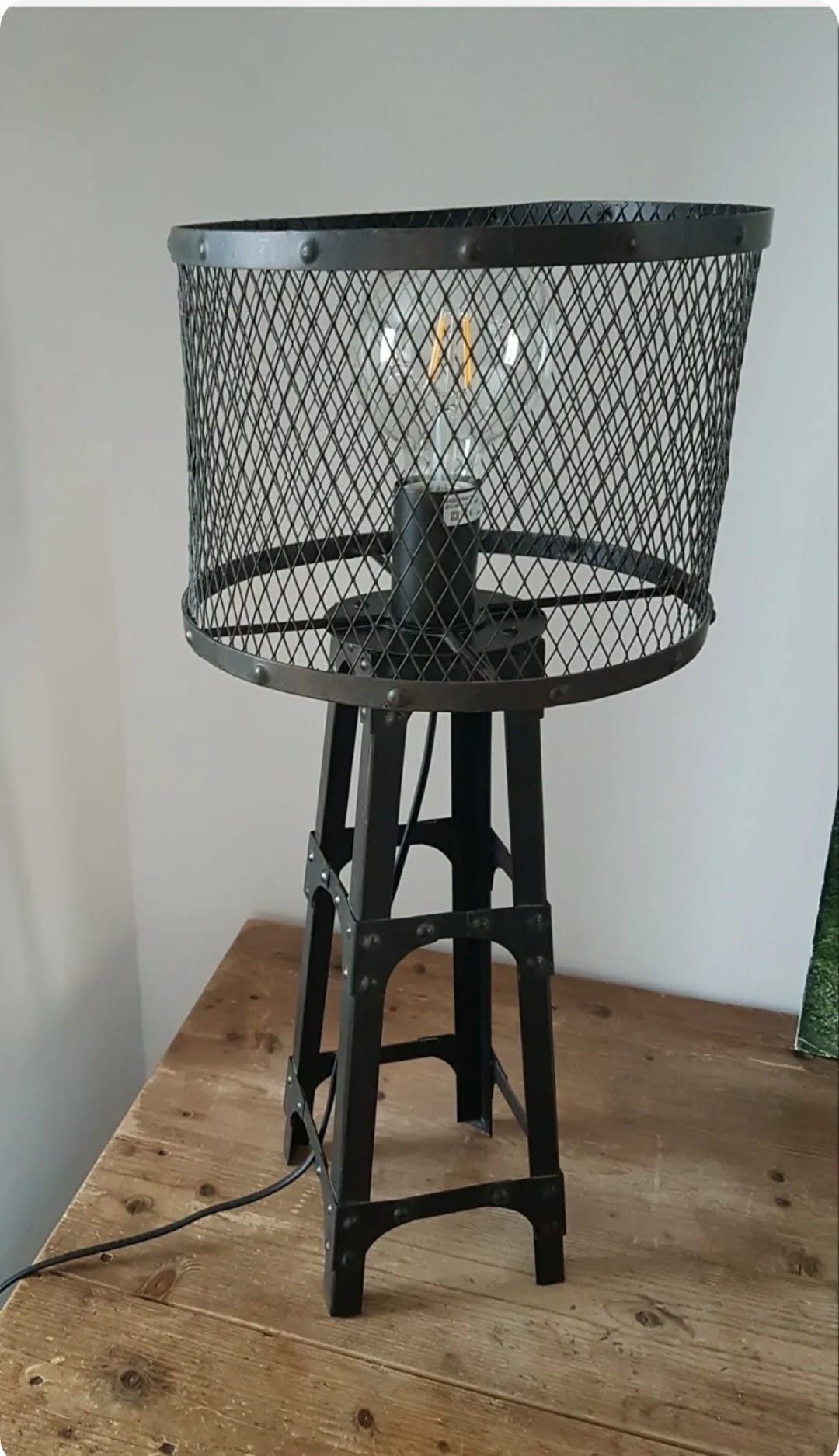 Industrial lamp in black metal to pose.
