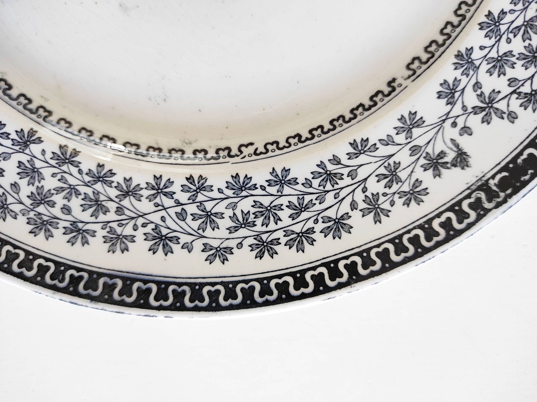 Pair of Gent Boch Frères plates