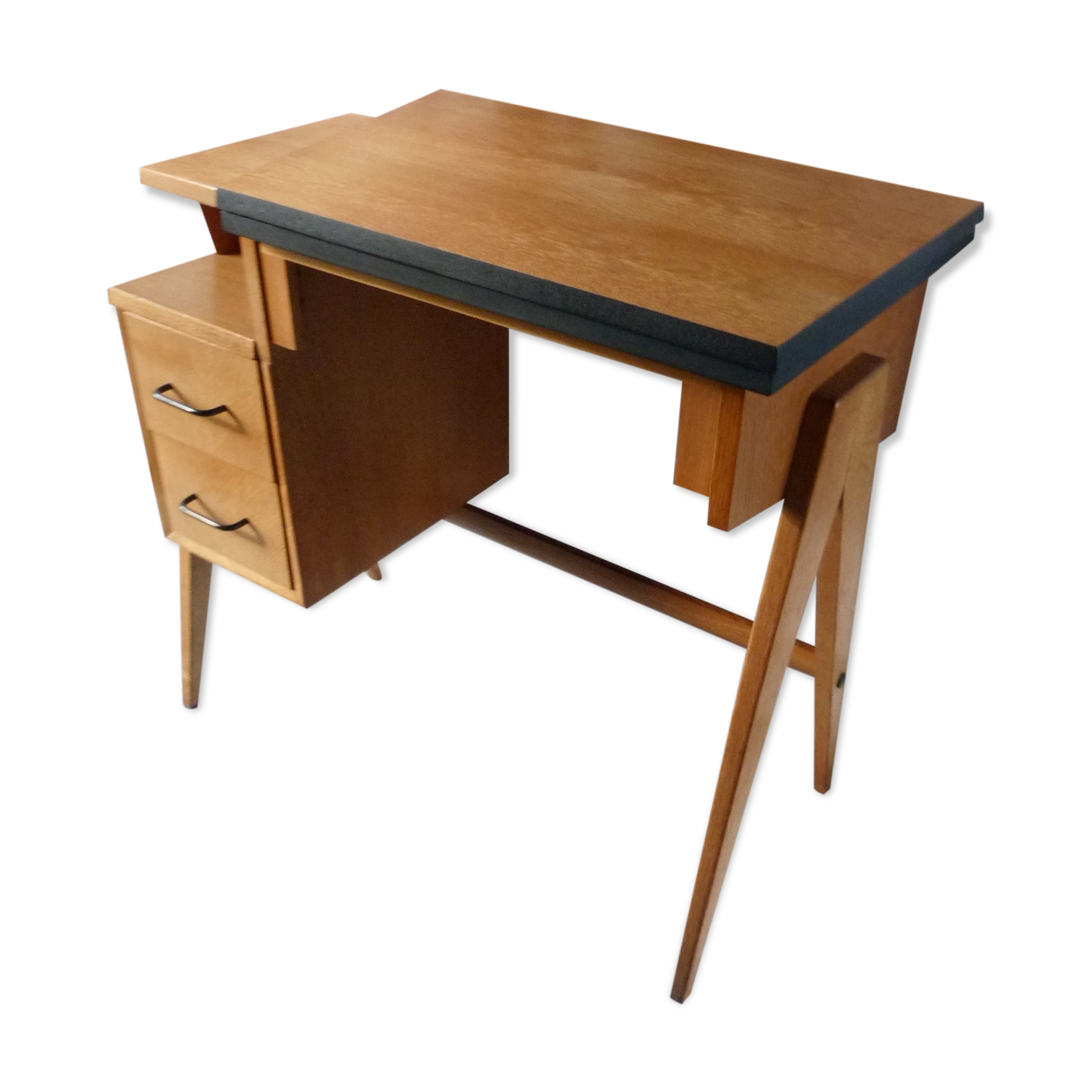 Fold-out desk