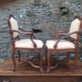 Paire de fauteuils de style Louis XV en noyer