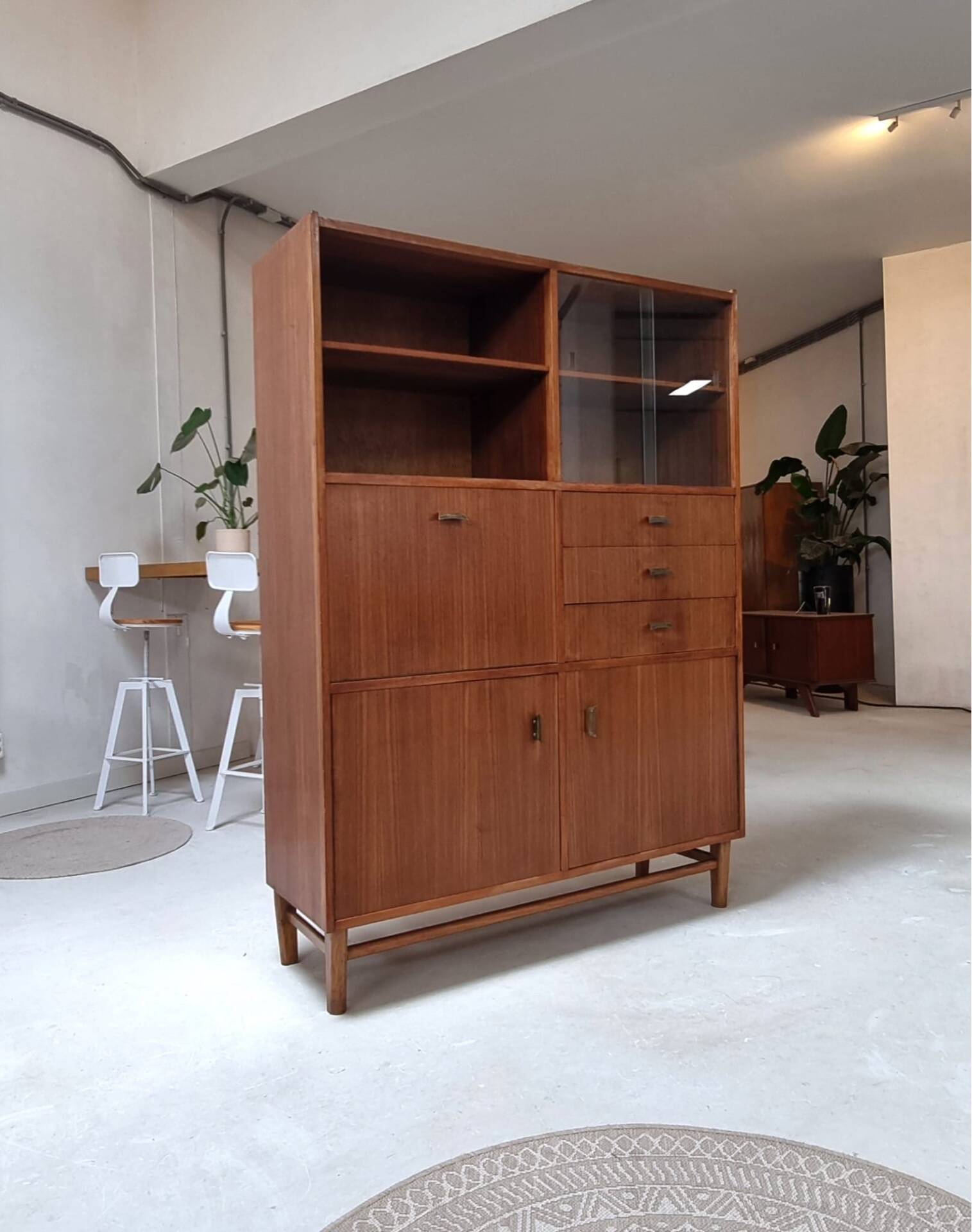 Highboard du milieu du siècle
