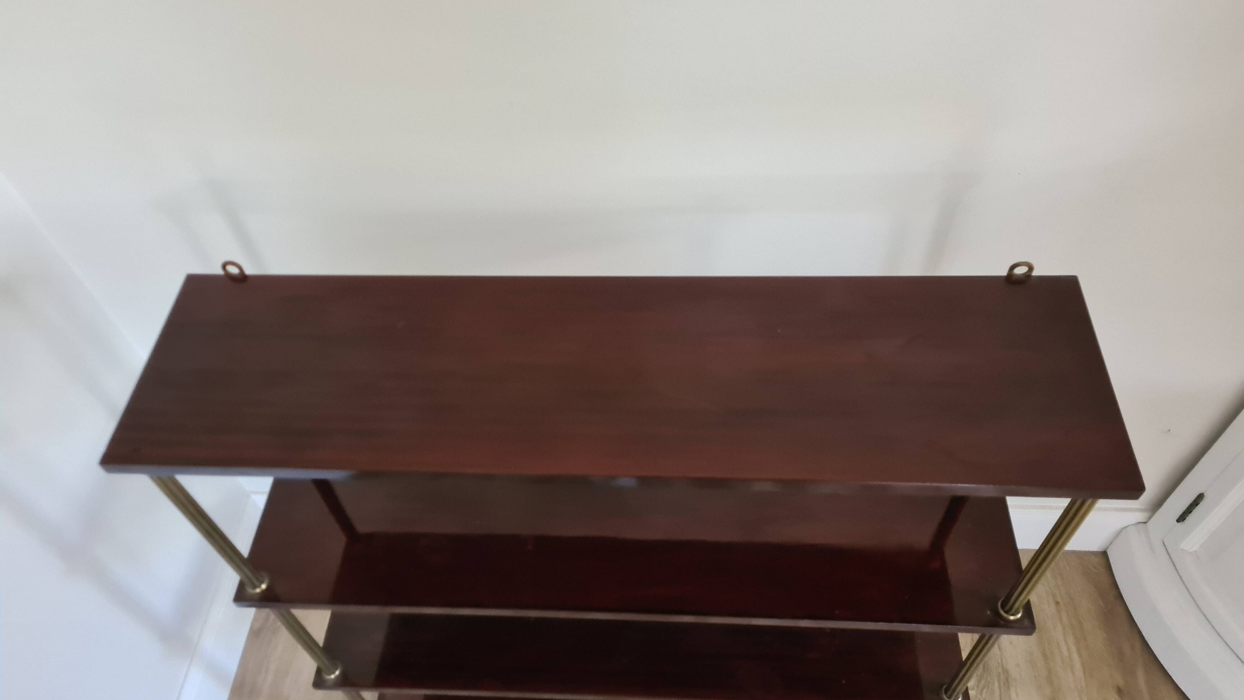 Grande étagère murale en acajou et laiton / années 60