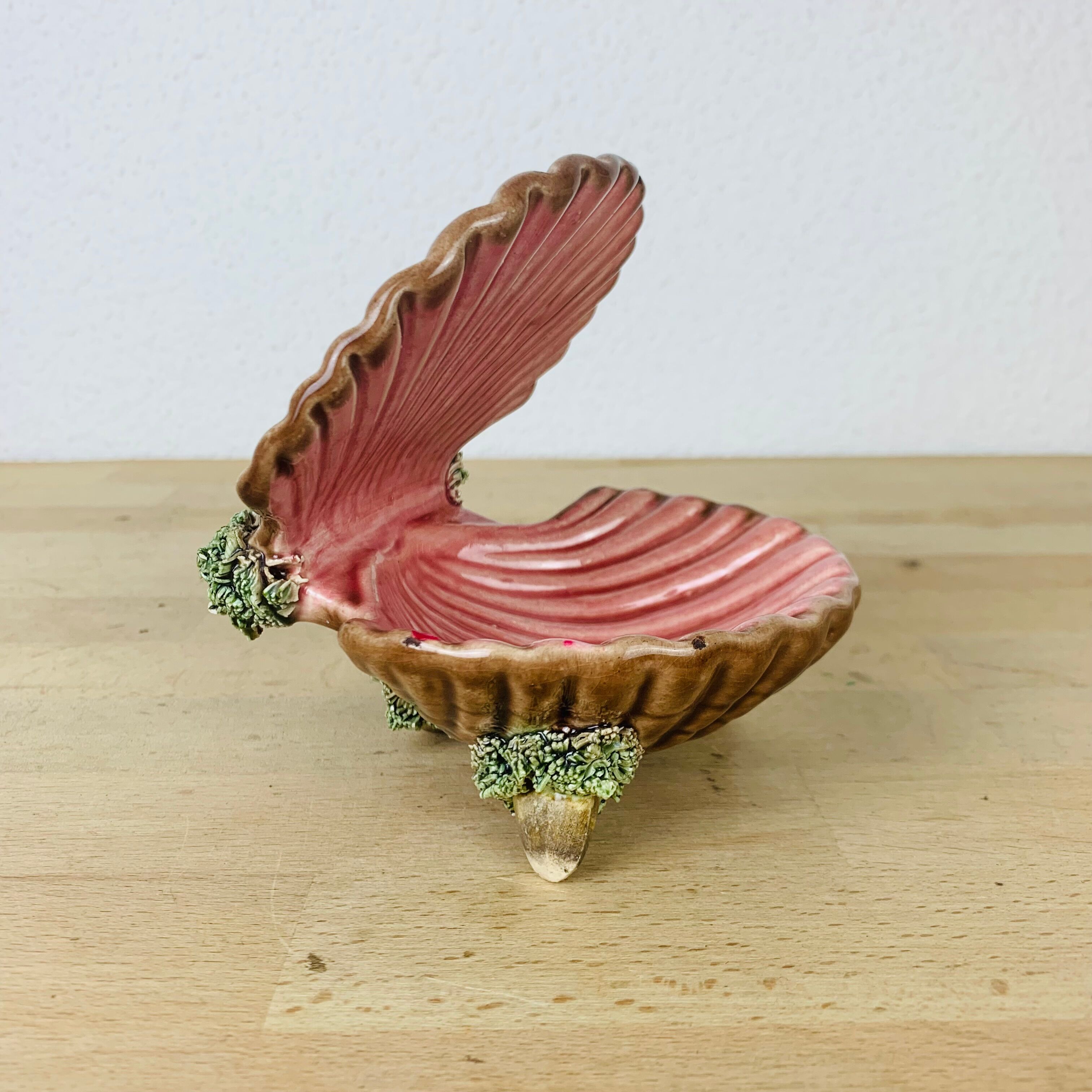 Empty pocket shell slip soap holder