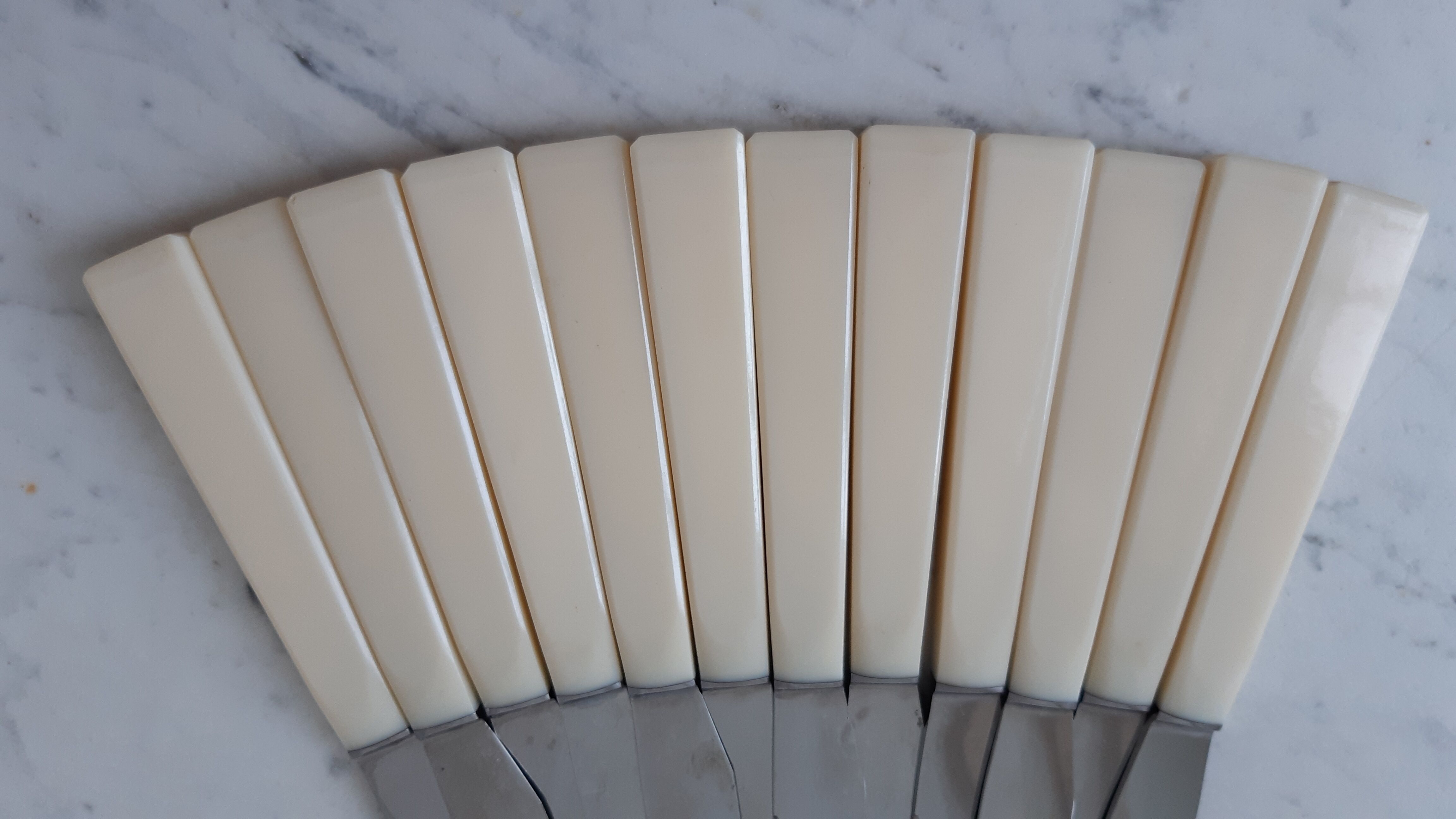 Set of 12 knives in stainless steel and bakelite "Yanid" years 60-70