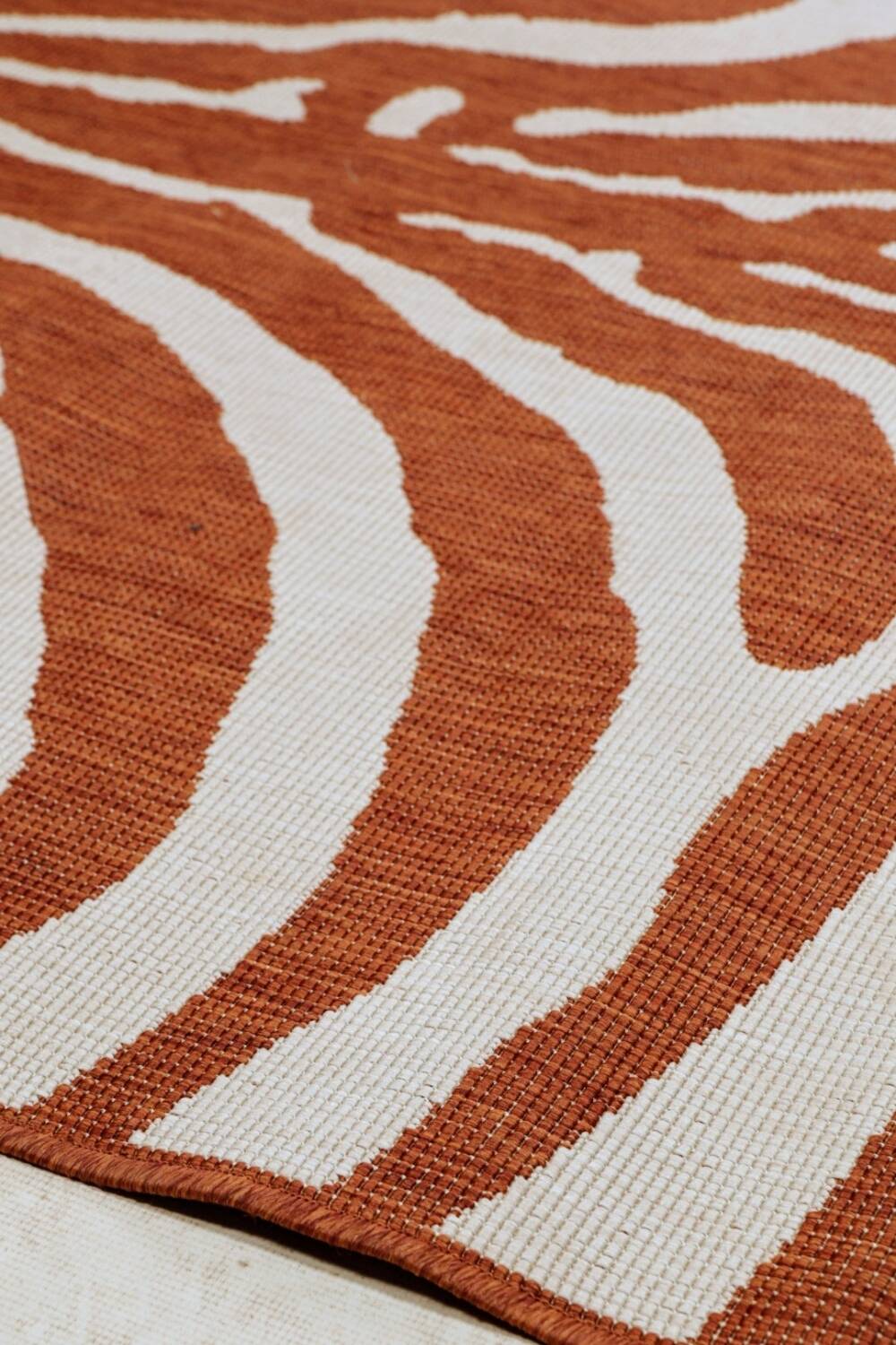 Tapis vintage orange blanc zébré style ethnique