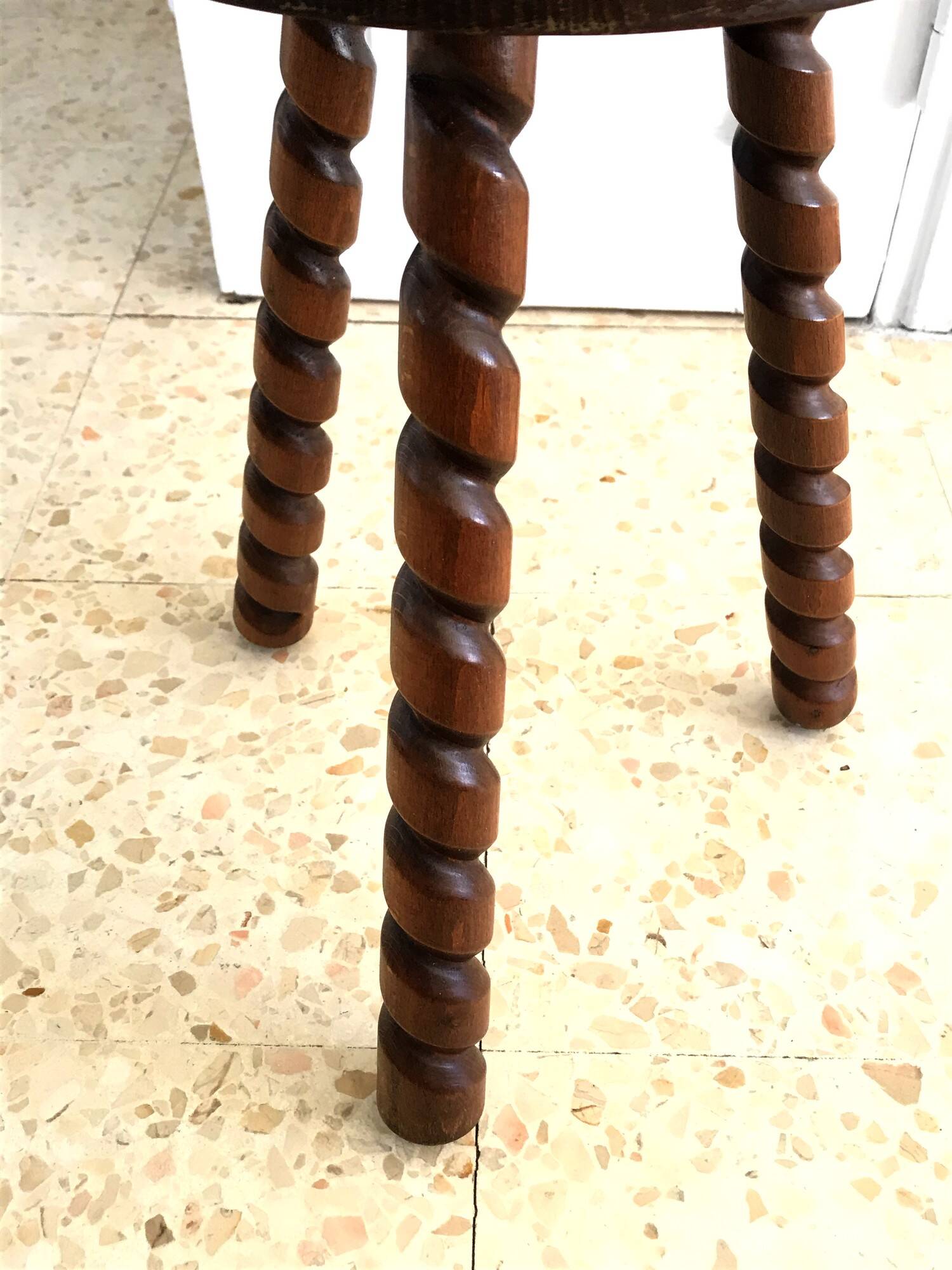 Tabouret tripode vintage en bois tourné