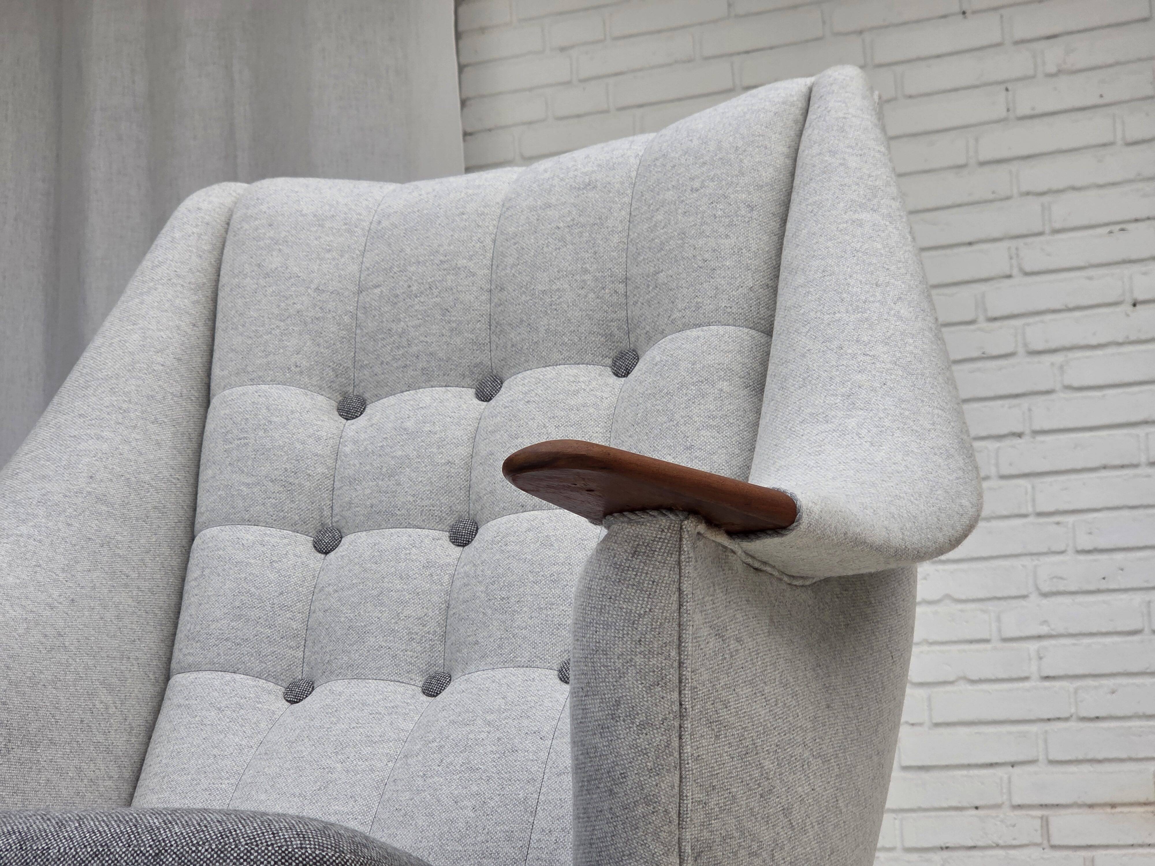 Fauteuil danois à dossier haut avec tabouret, années 1970, laine, bois de teck.