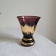 Vase évasé en verre violet motif doré central