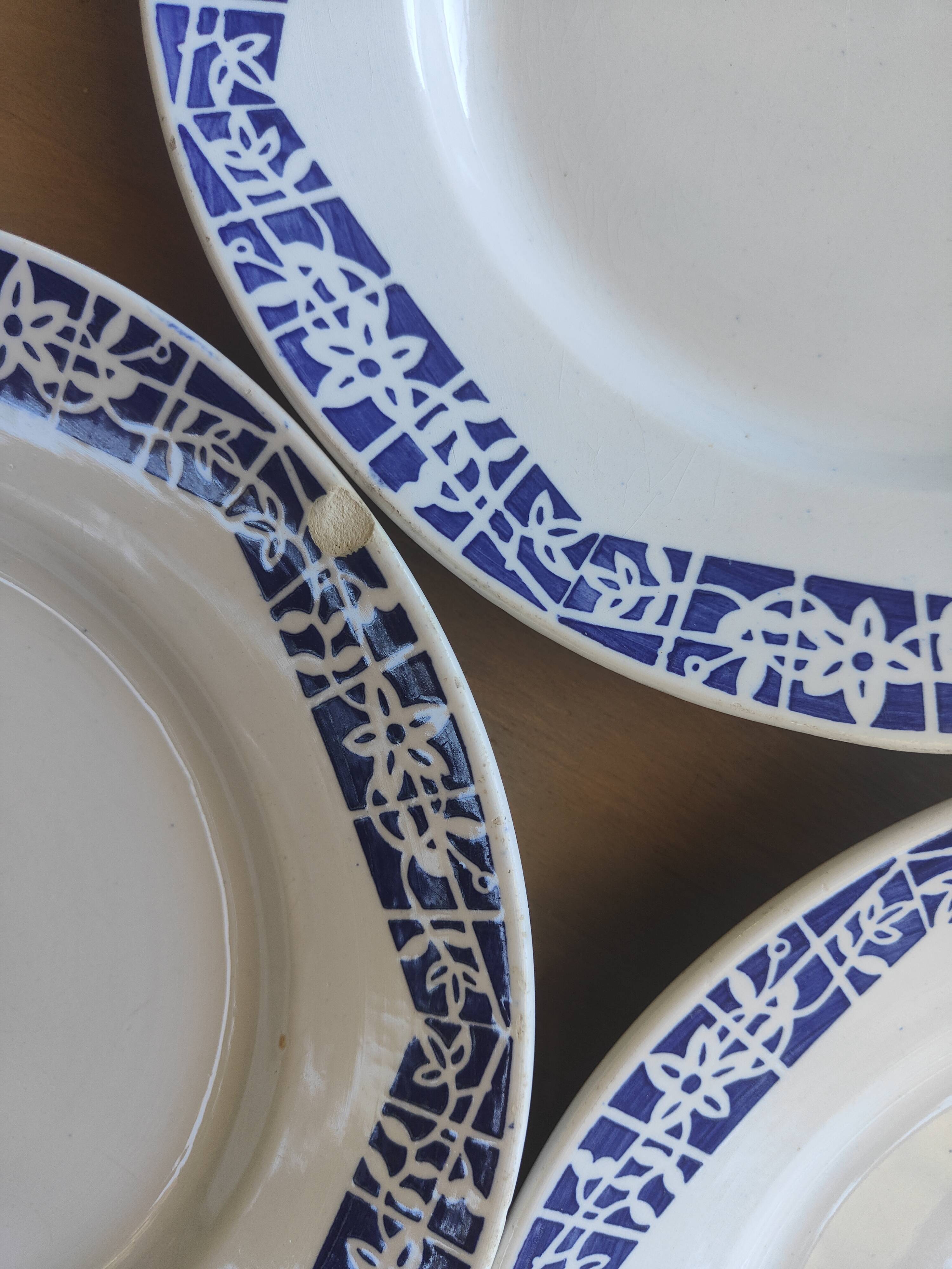 Set of 3 iron earth flat plates Faïencerie Niderviller. Blue and white “Art Deco” decor.