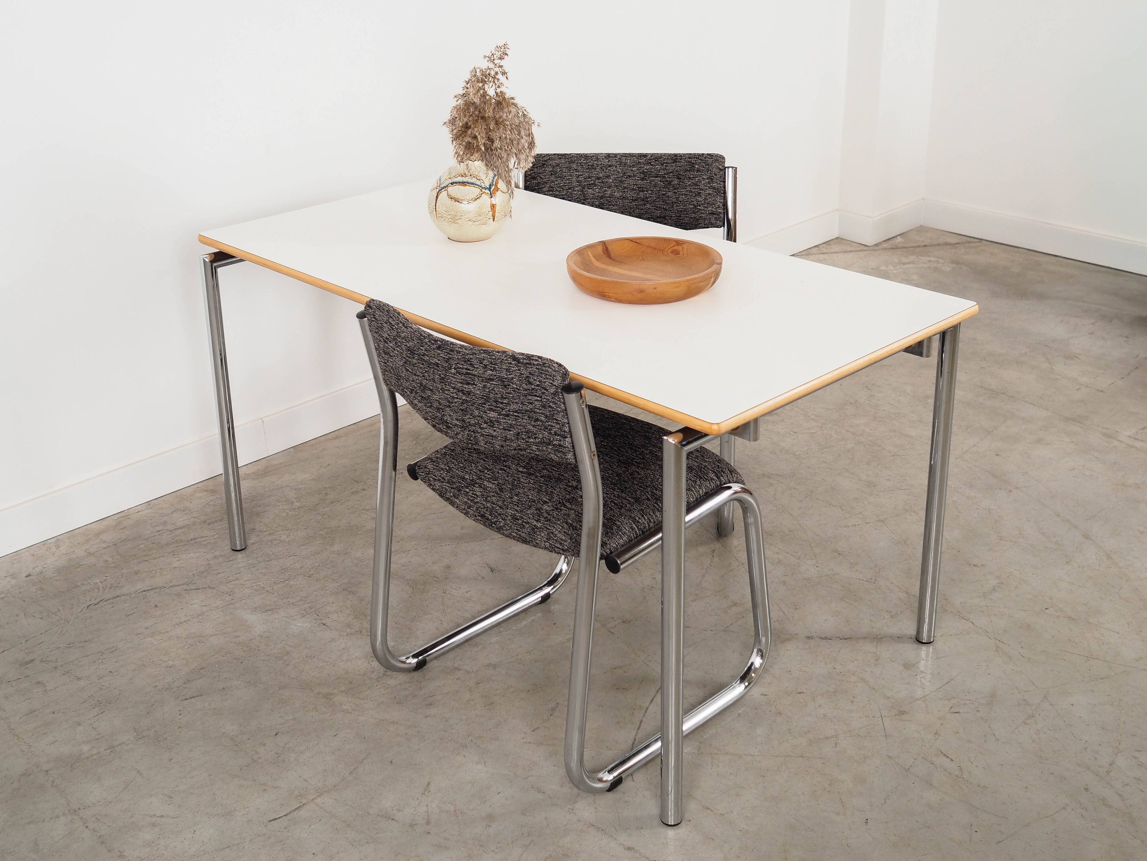 Table laminée, design danois, 2000, fabriquée par Randers Møbelfabrik
