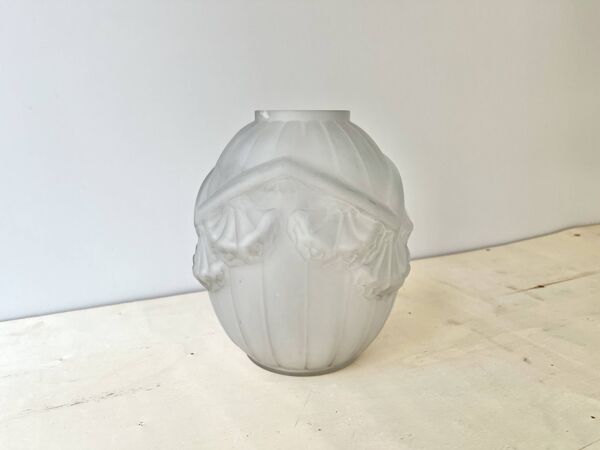 Vase ancien art déco en verre pressé moulé signé Verçais Schneider
