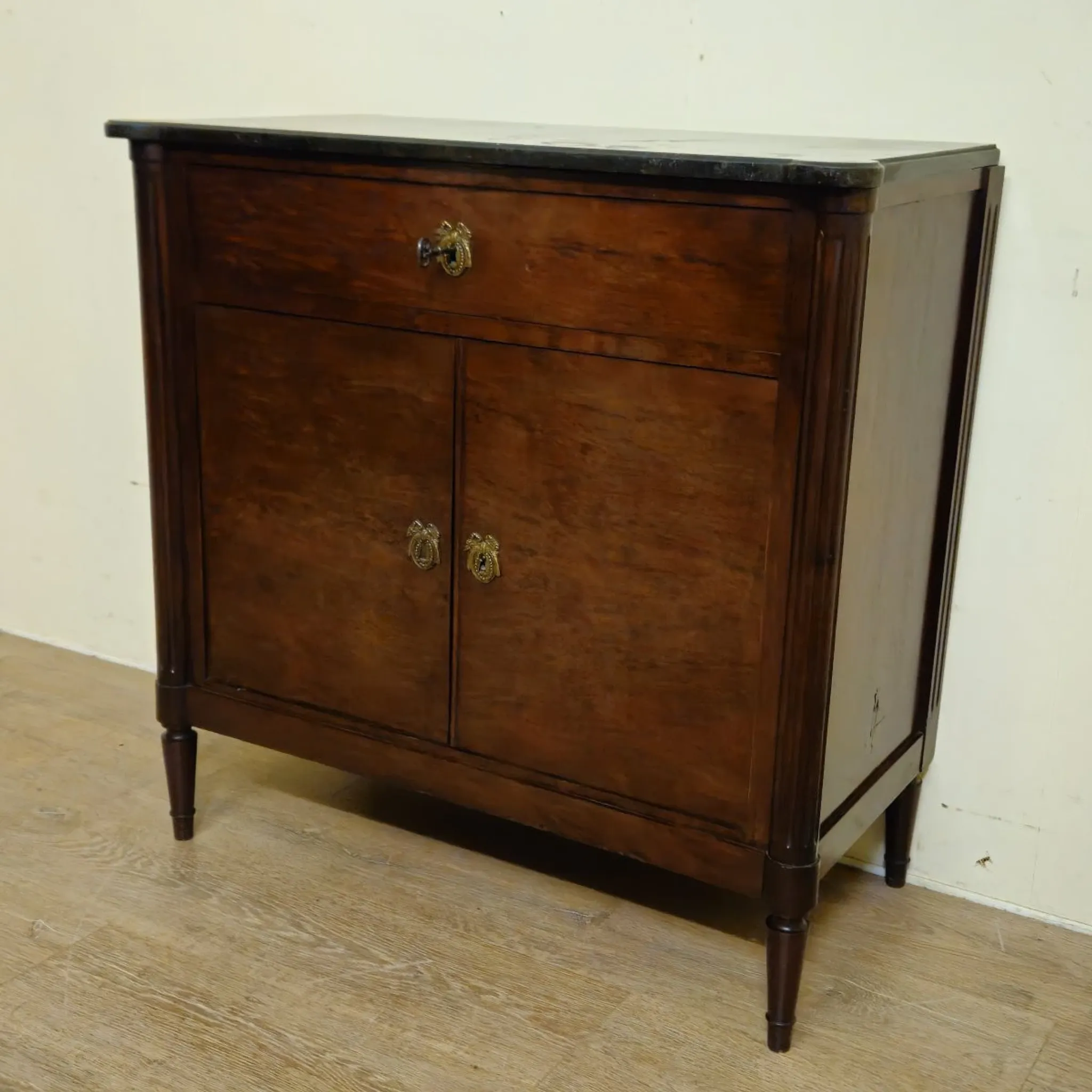 Buffet / cupboard with doors / accent piece in Louis XVI style made of mahogany.