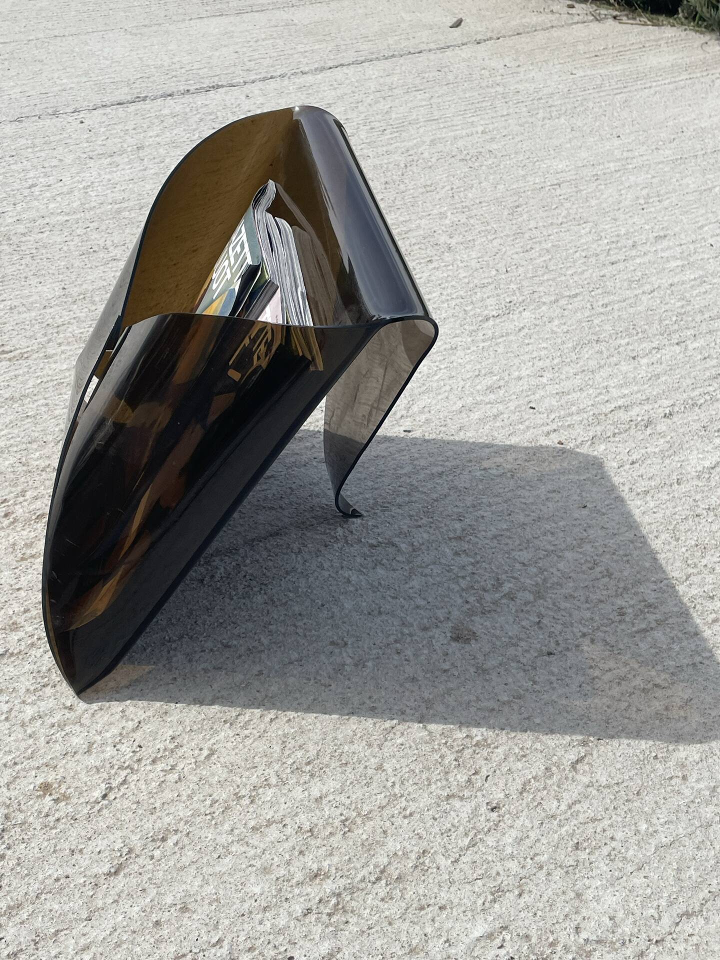 Porte-revues en plexiglas fumé des années 1970.