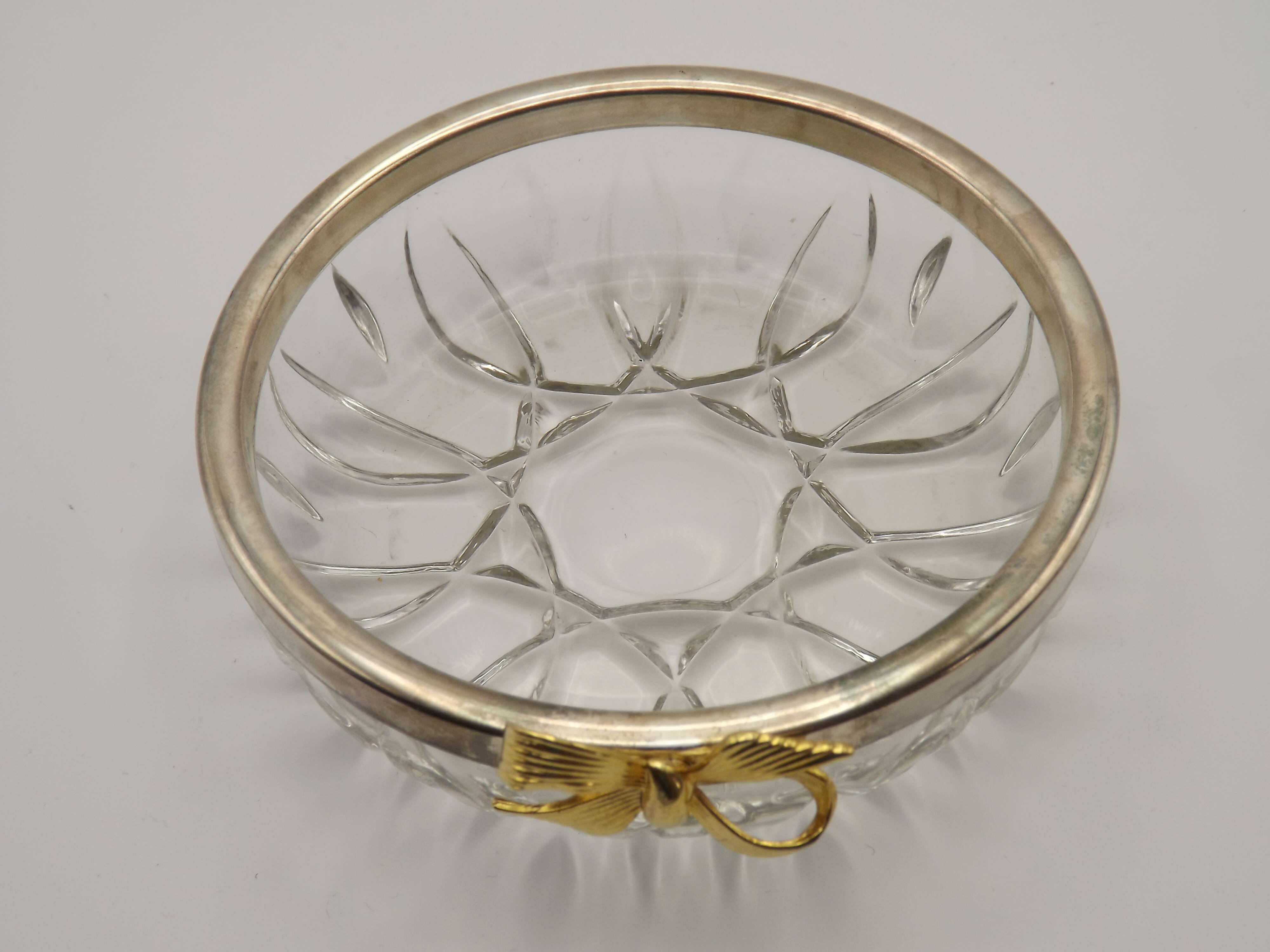 Set of 2 glass and metal bowls with a bow design.