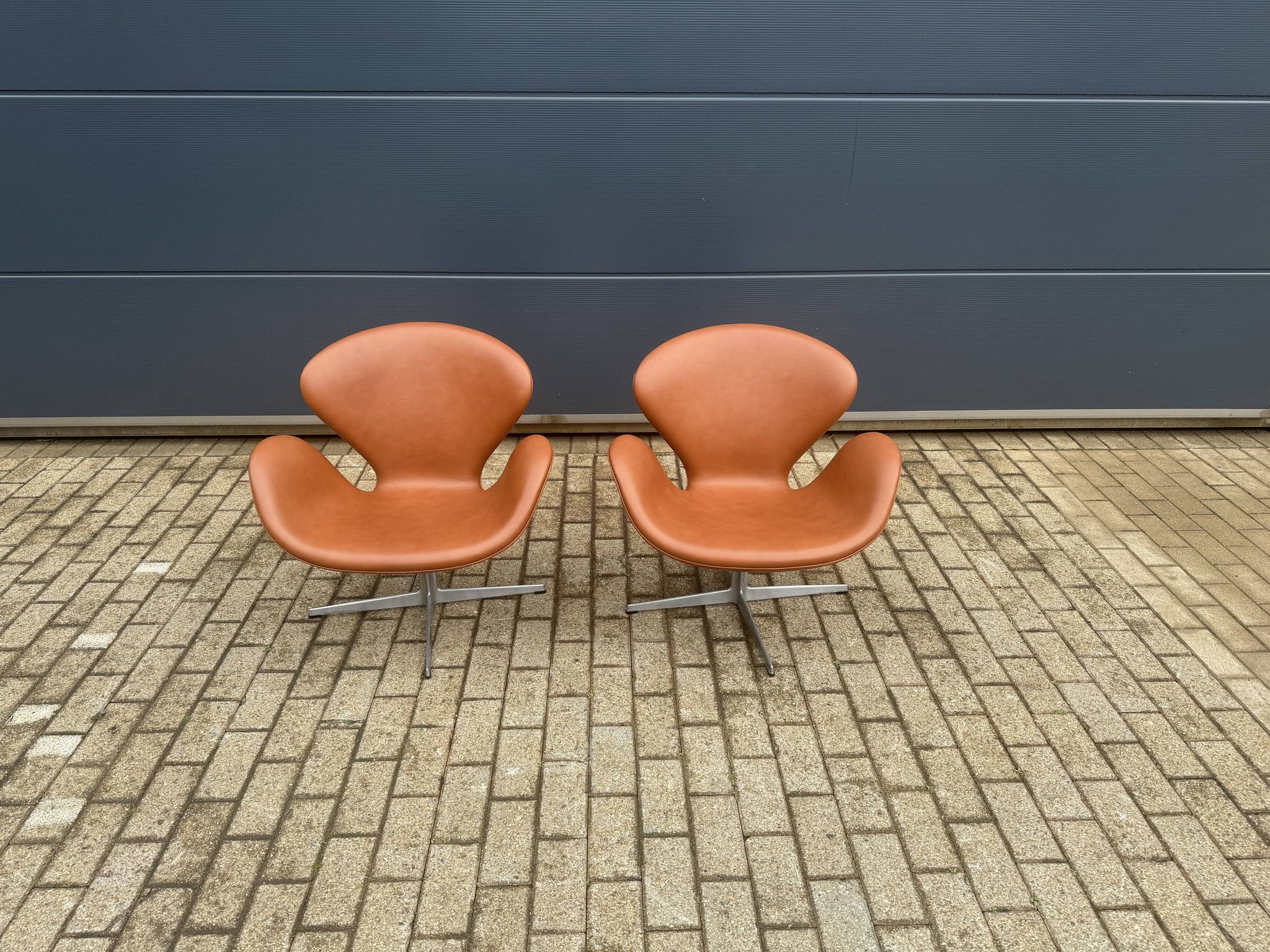 2x Fritz Hansen Swan chair cognac leather, as new!!