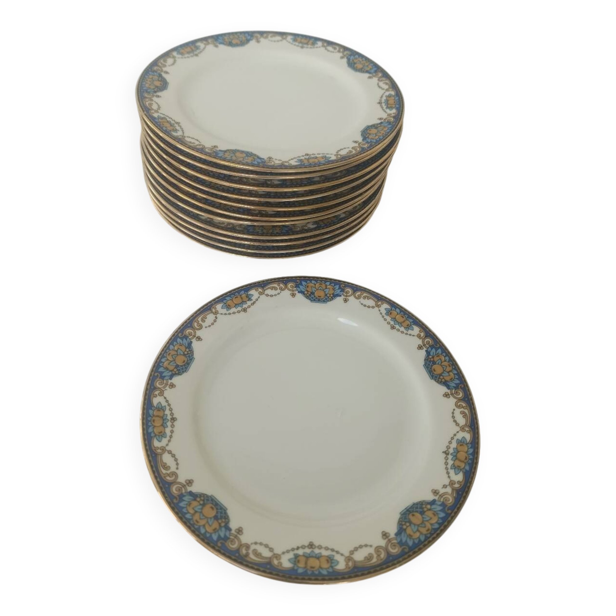 12 assiettes en porcelaine de Limoges à décor de guirlandes et de fruits