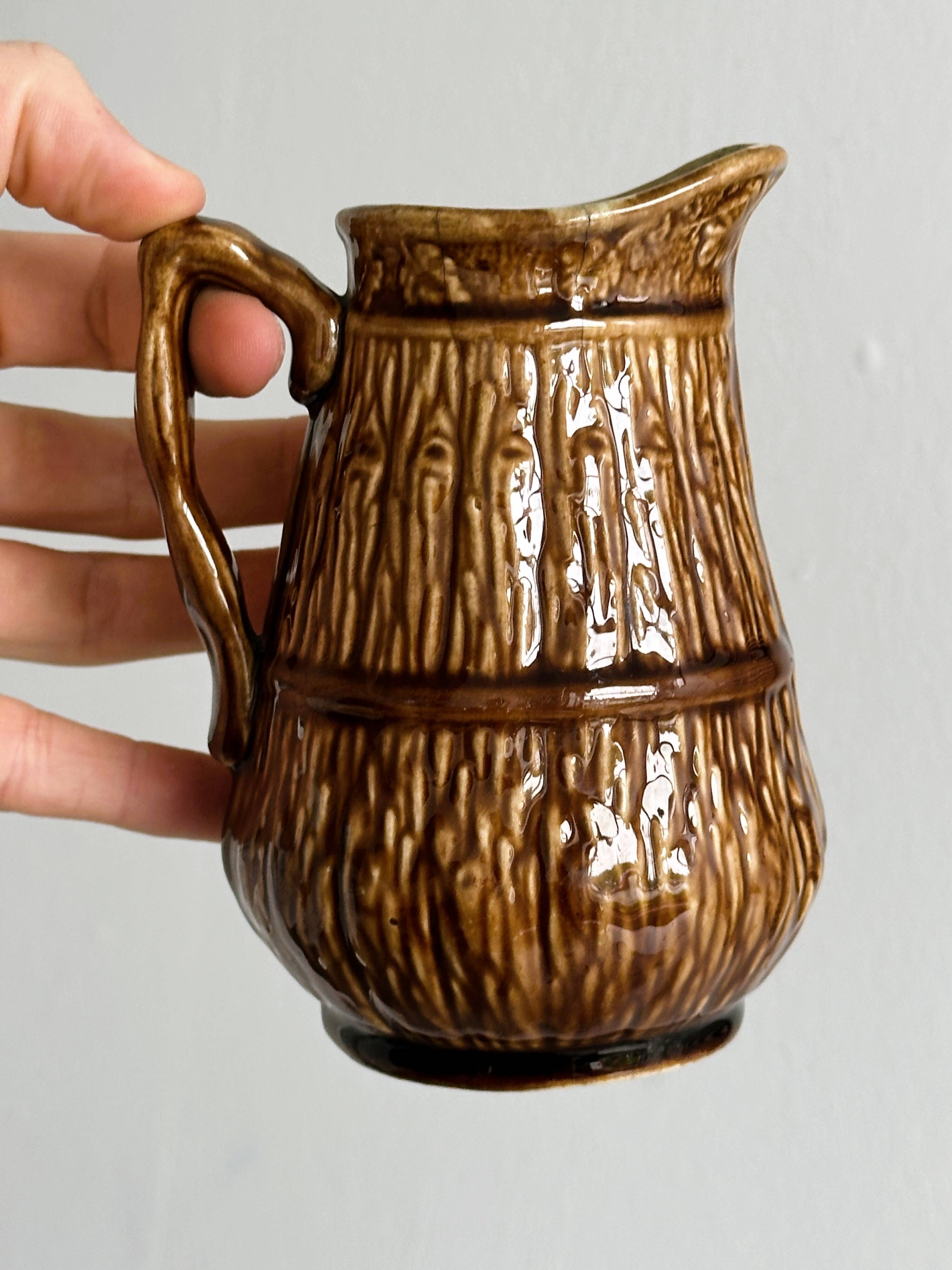 Pot à lait en céramique marron.