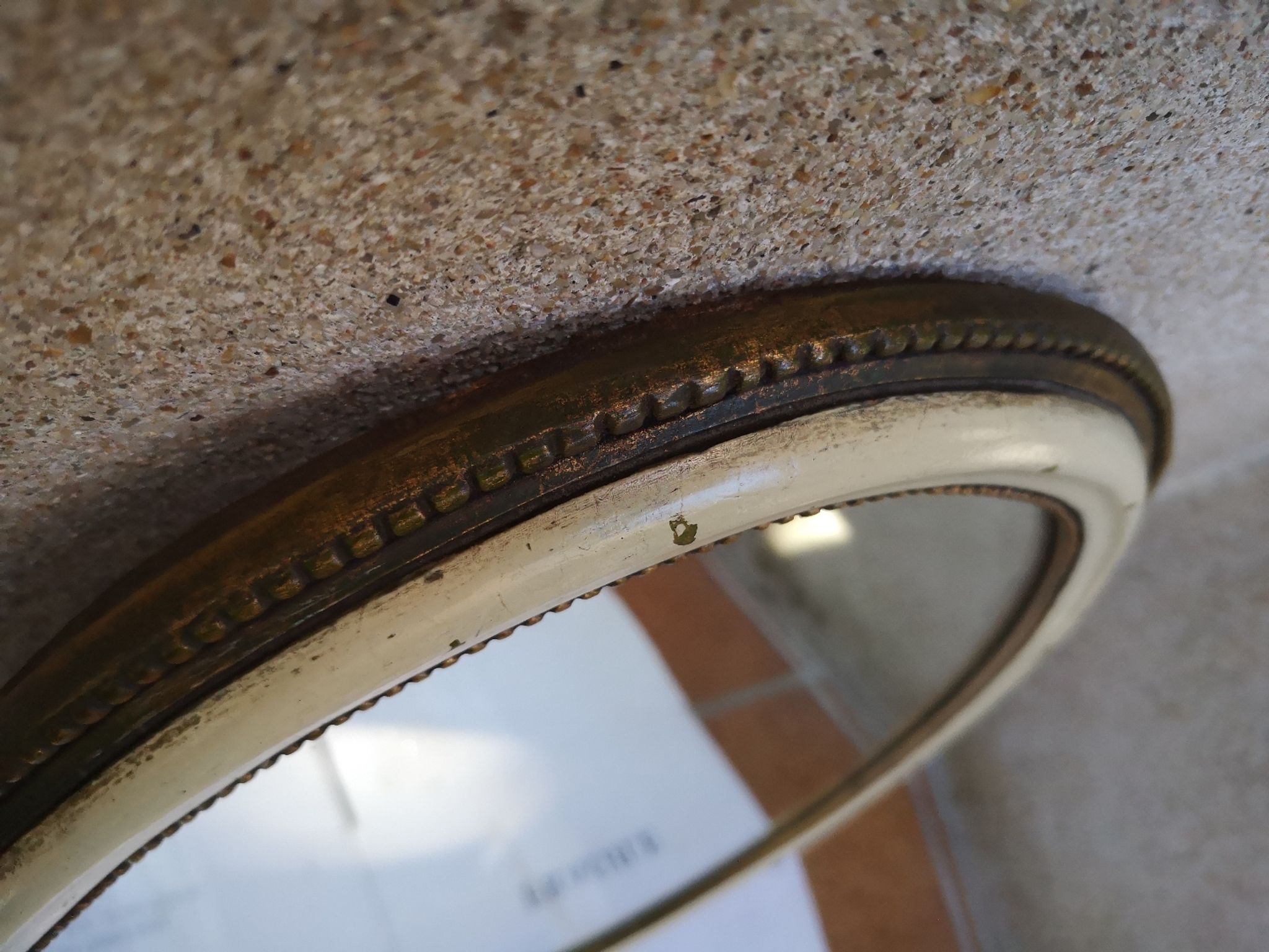 Ancien miroir ovale guilloché doré et peint