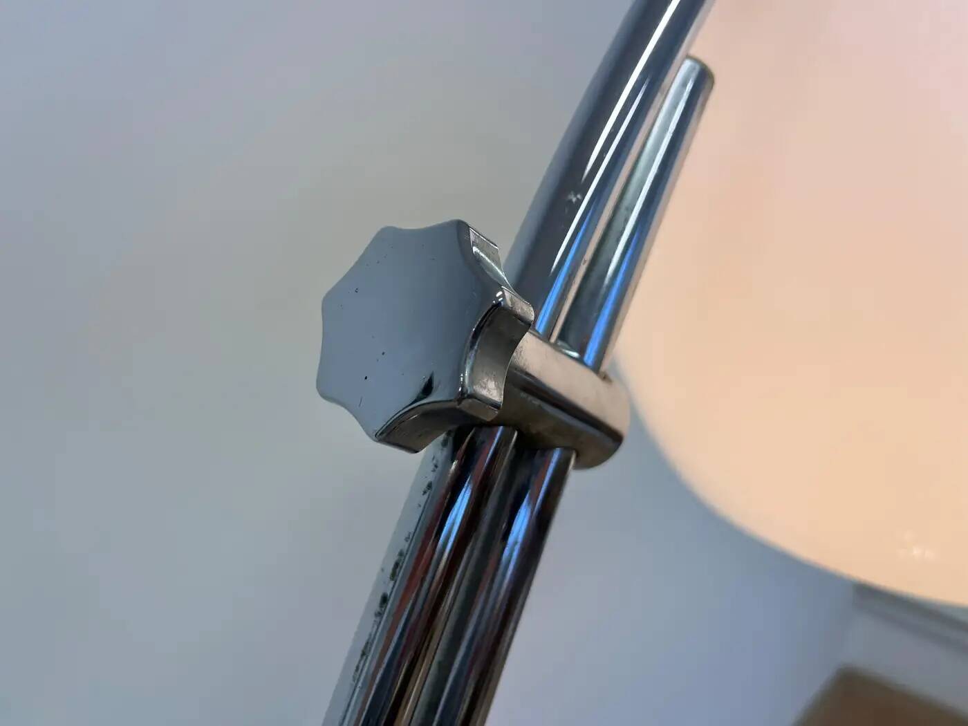 Design midcentury Harvey Guzzini style adjustable floor arc lamp, around 1970