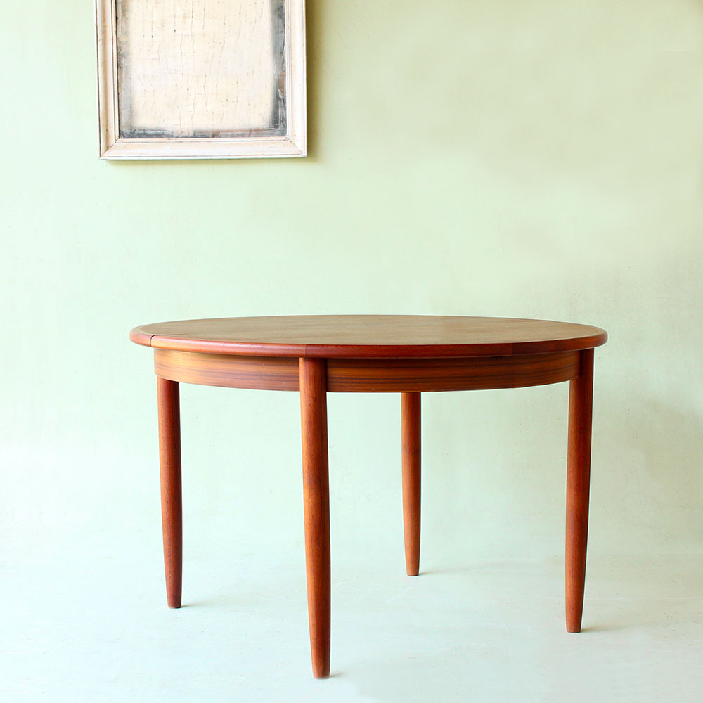 Scandinavian style in teak and veneer dining table