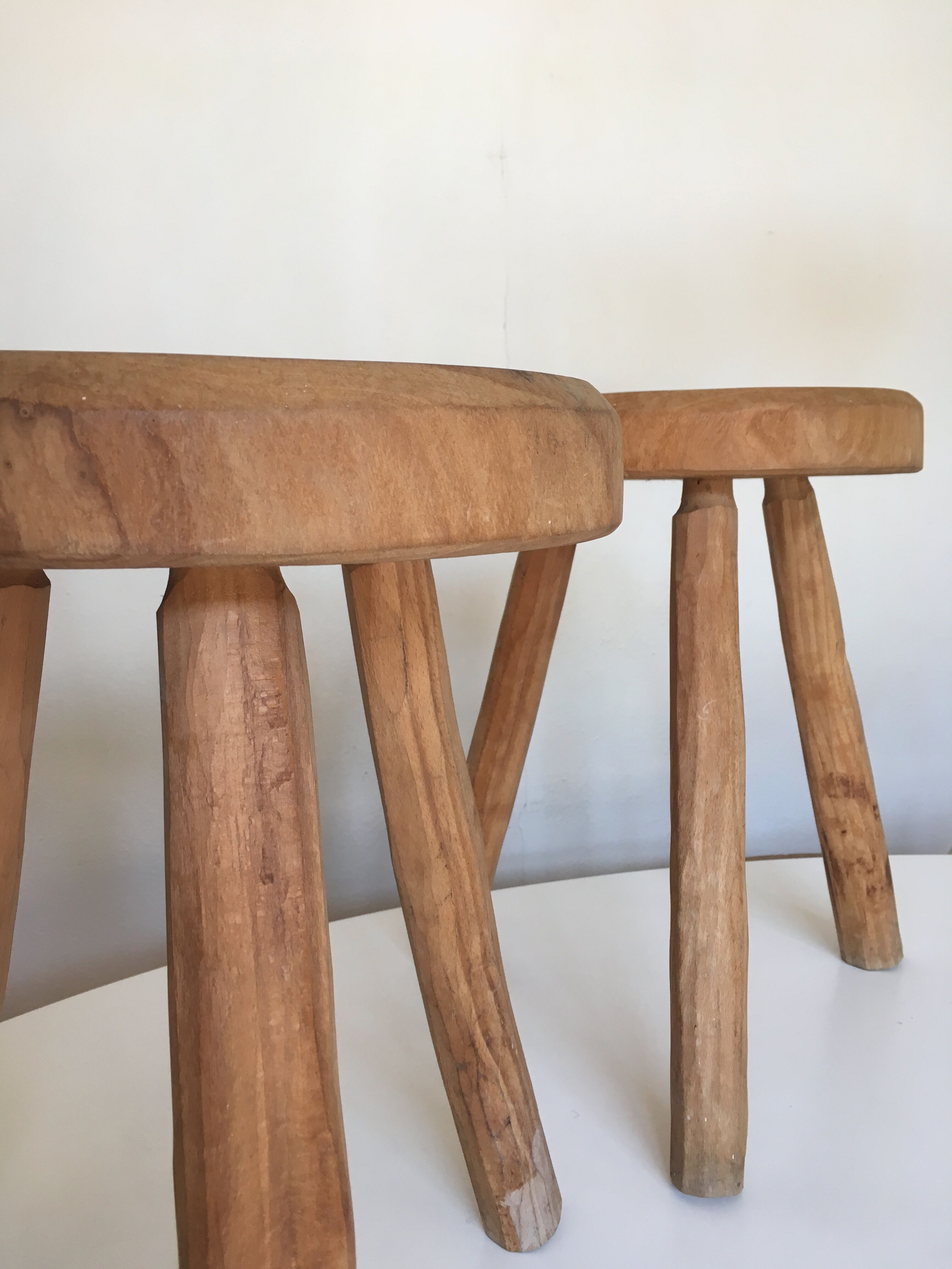 Pair of tripod stools of farm in raw Elm