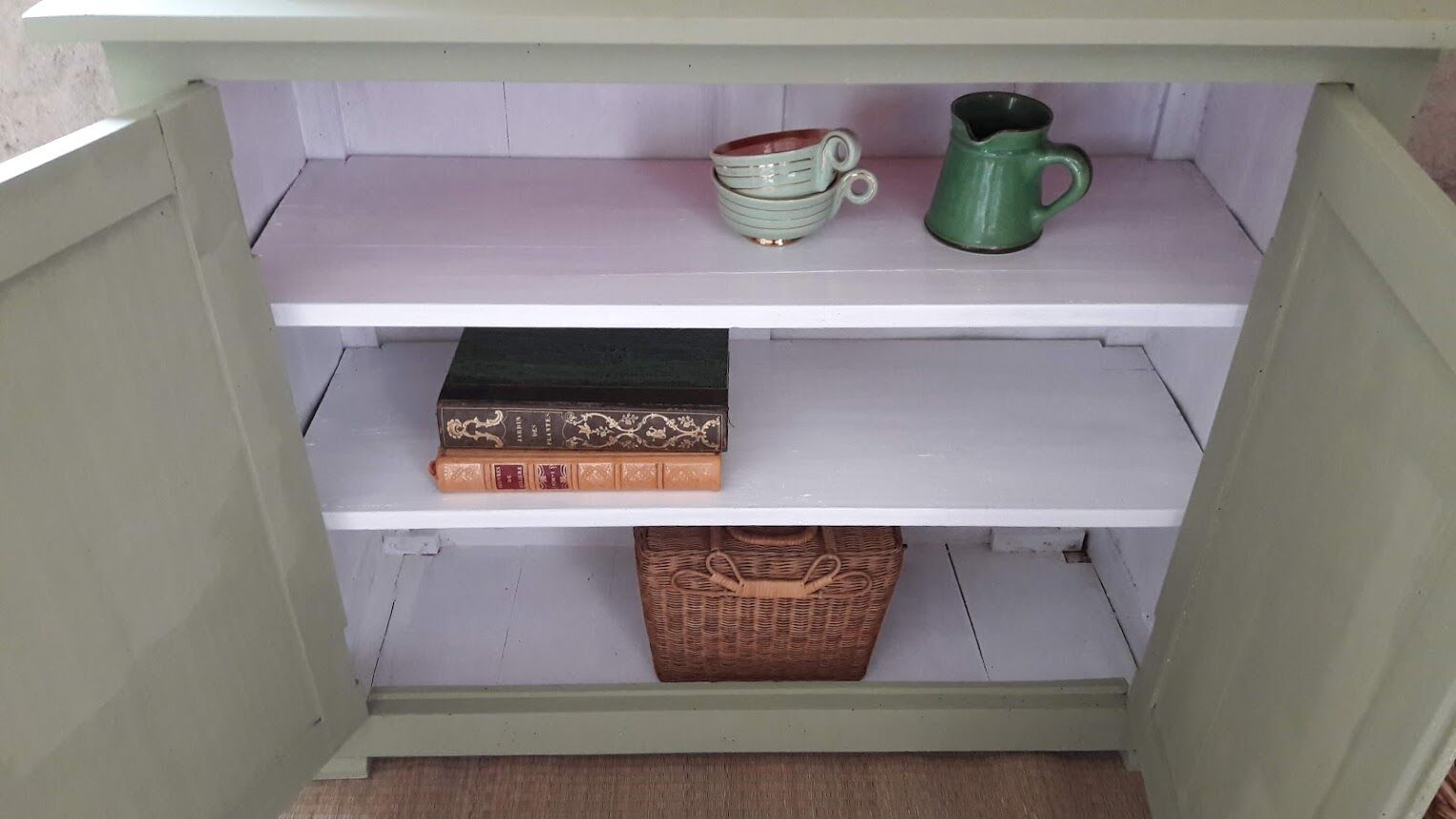 Green Parisian buffet