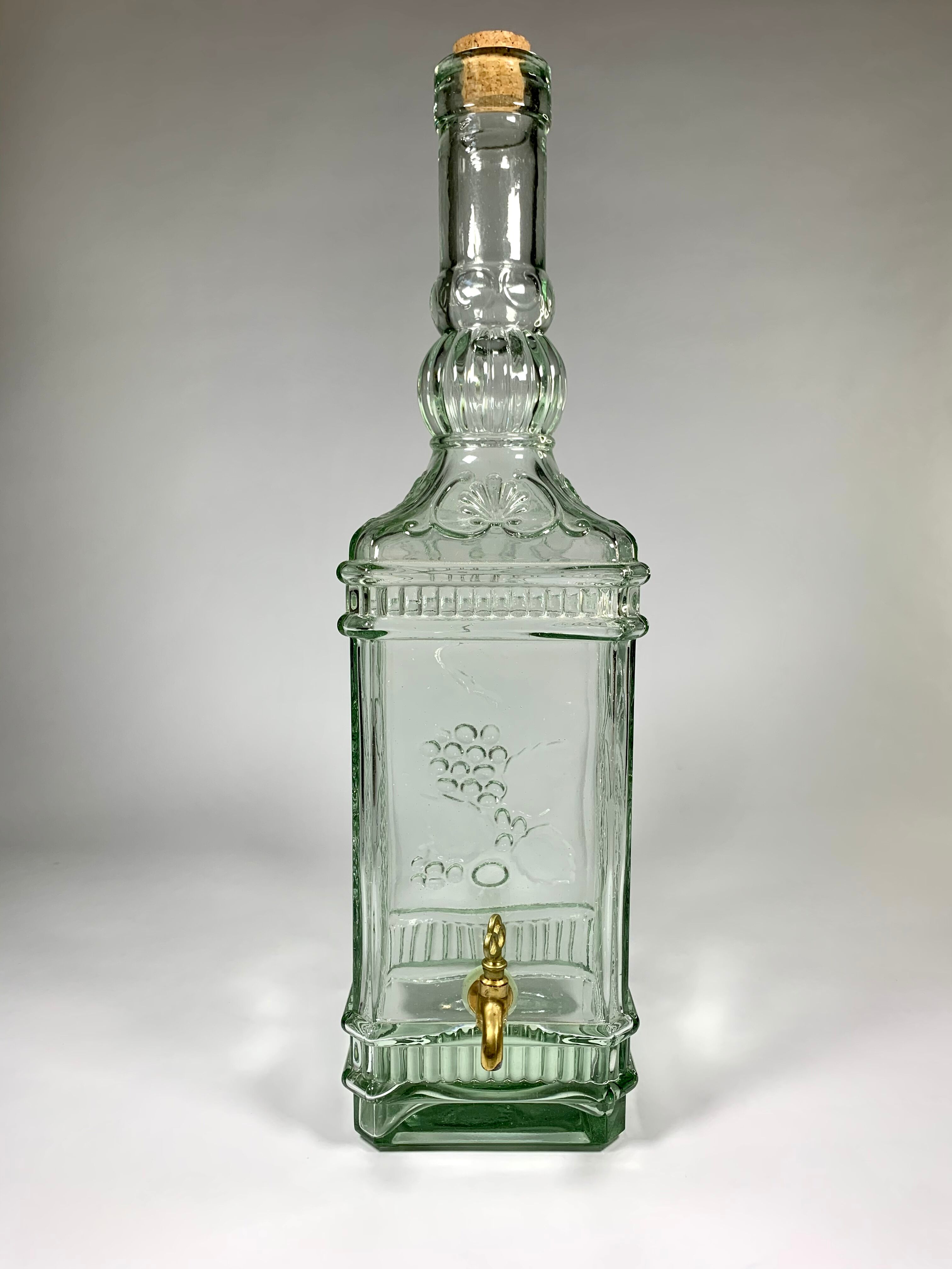 Quadrangular glass fountain and brass tap