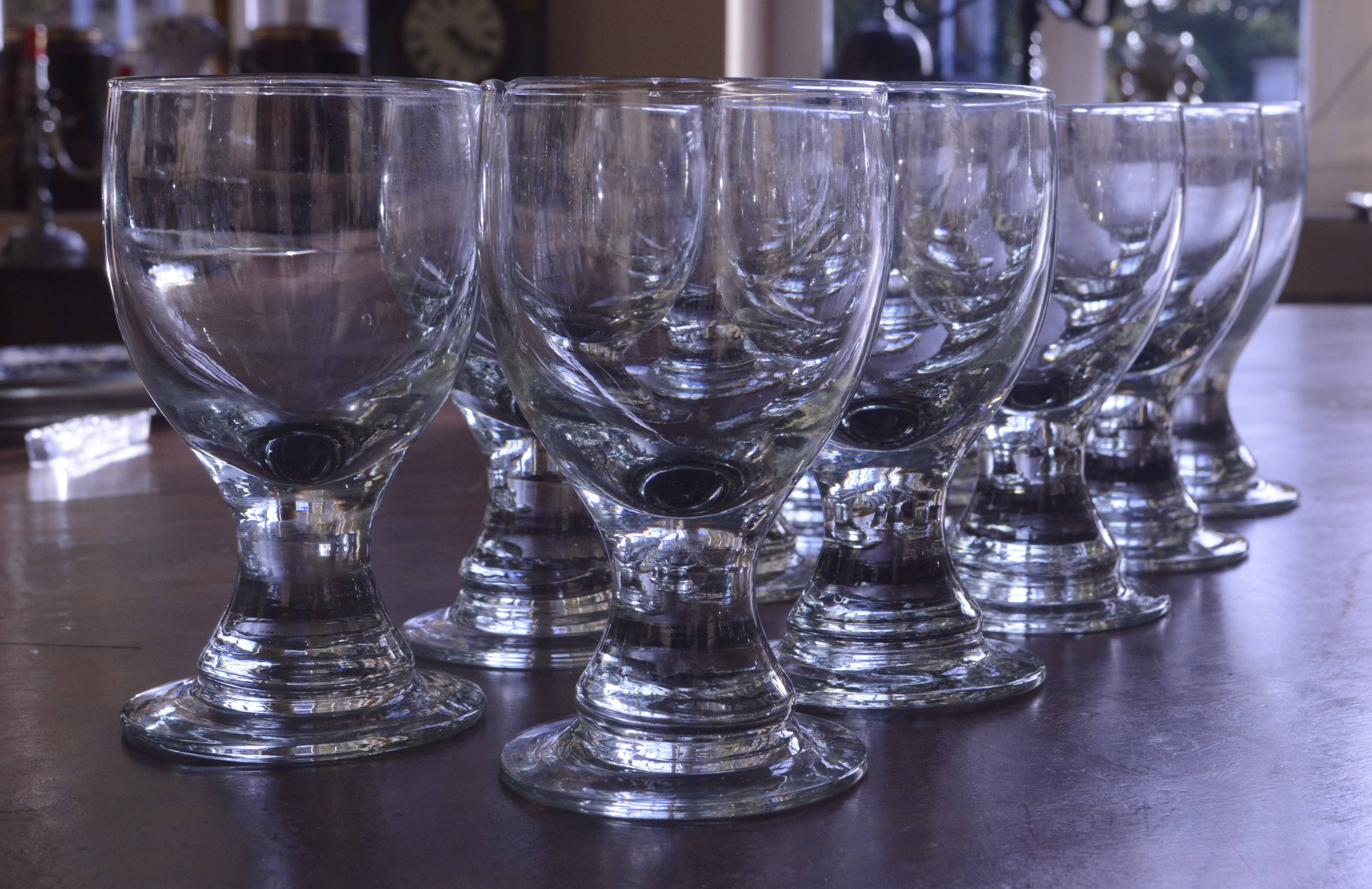 Série de 10 coupes / verres à eau en cristal artisanaux.