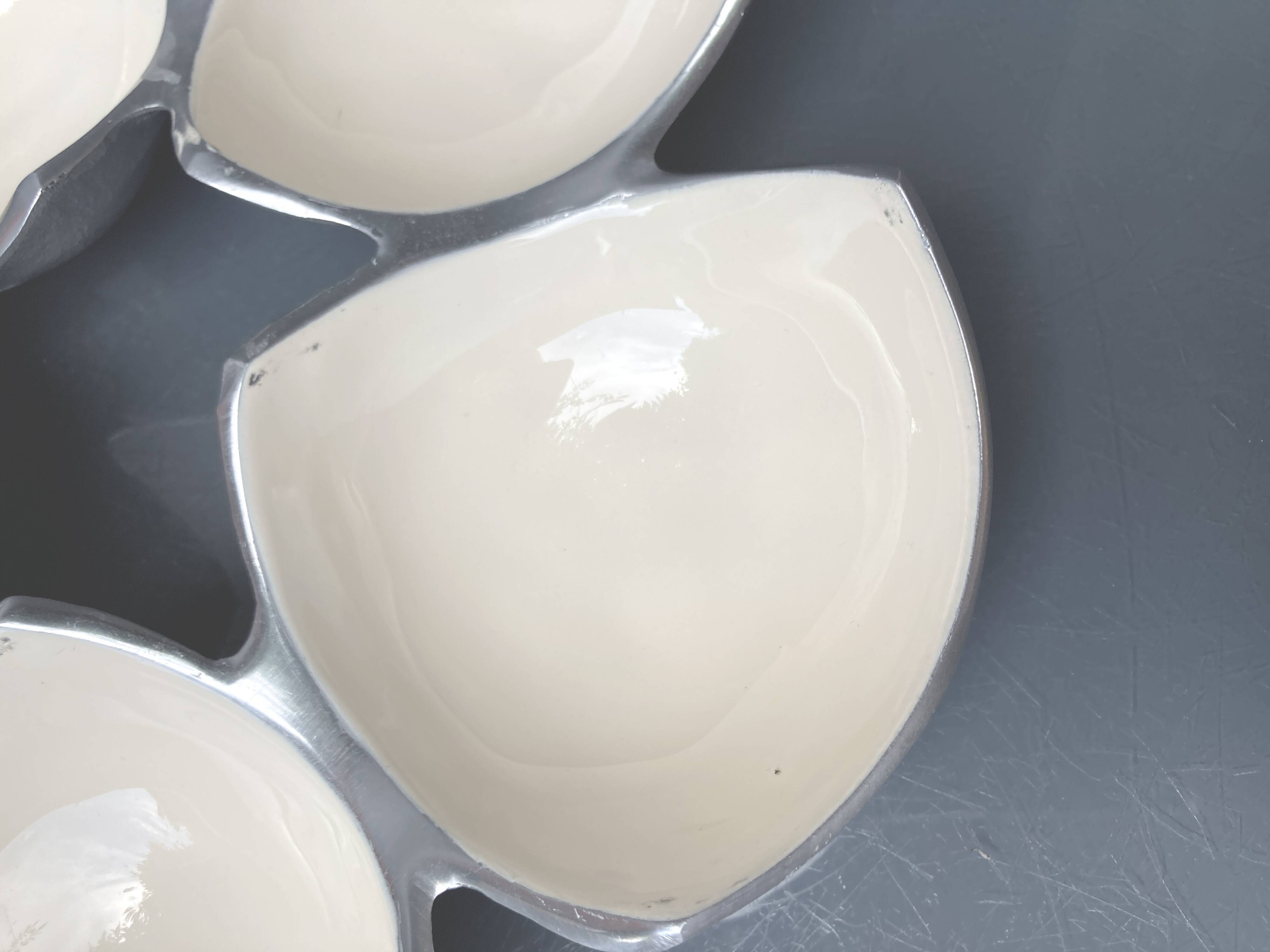 Ensemble de plats compartimentés en Inox Massif et émail écru