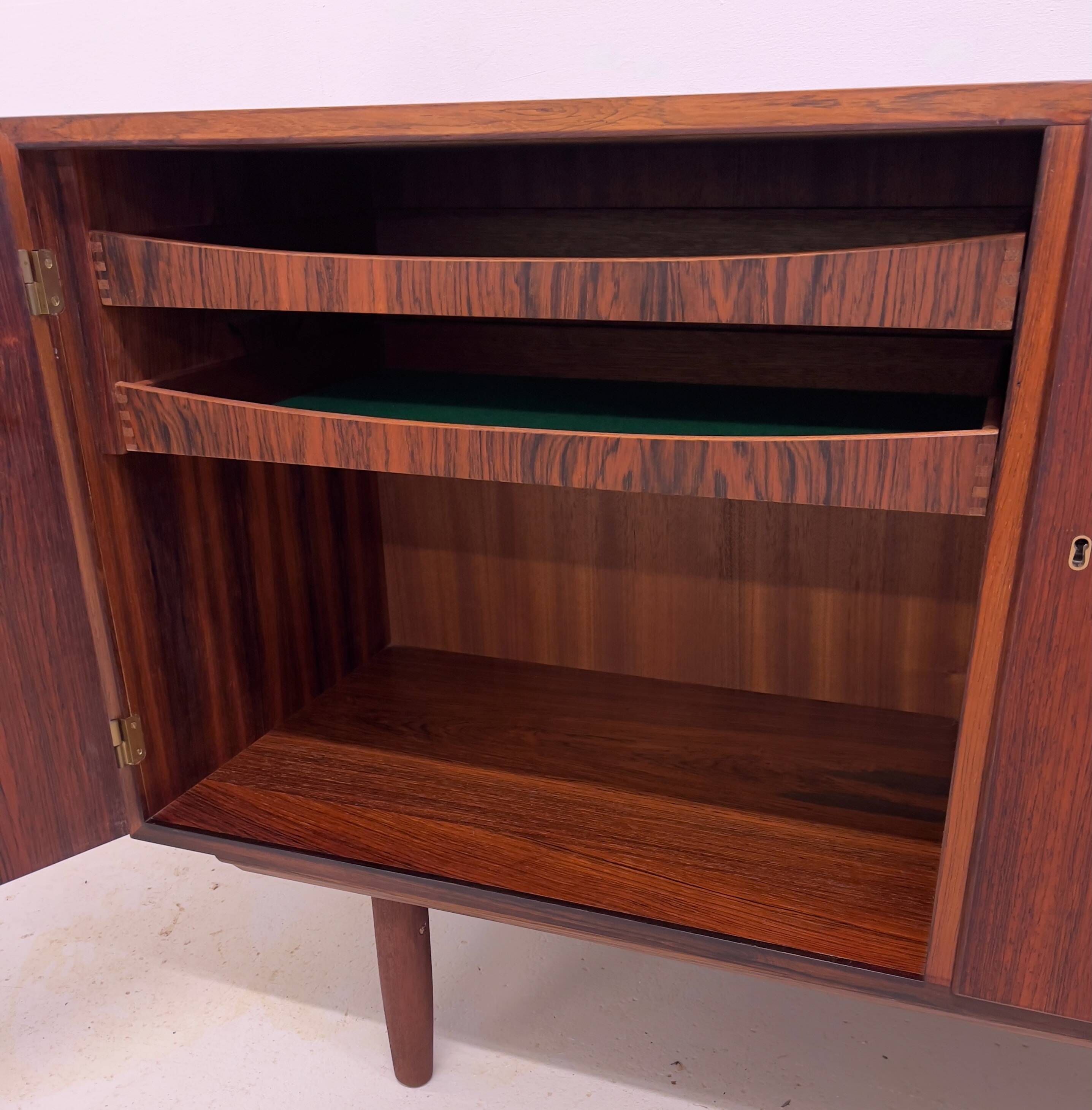 Buffet en palissandre par Gunni Omann, Danemark, années 1960.