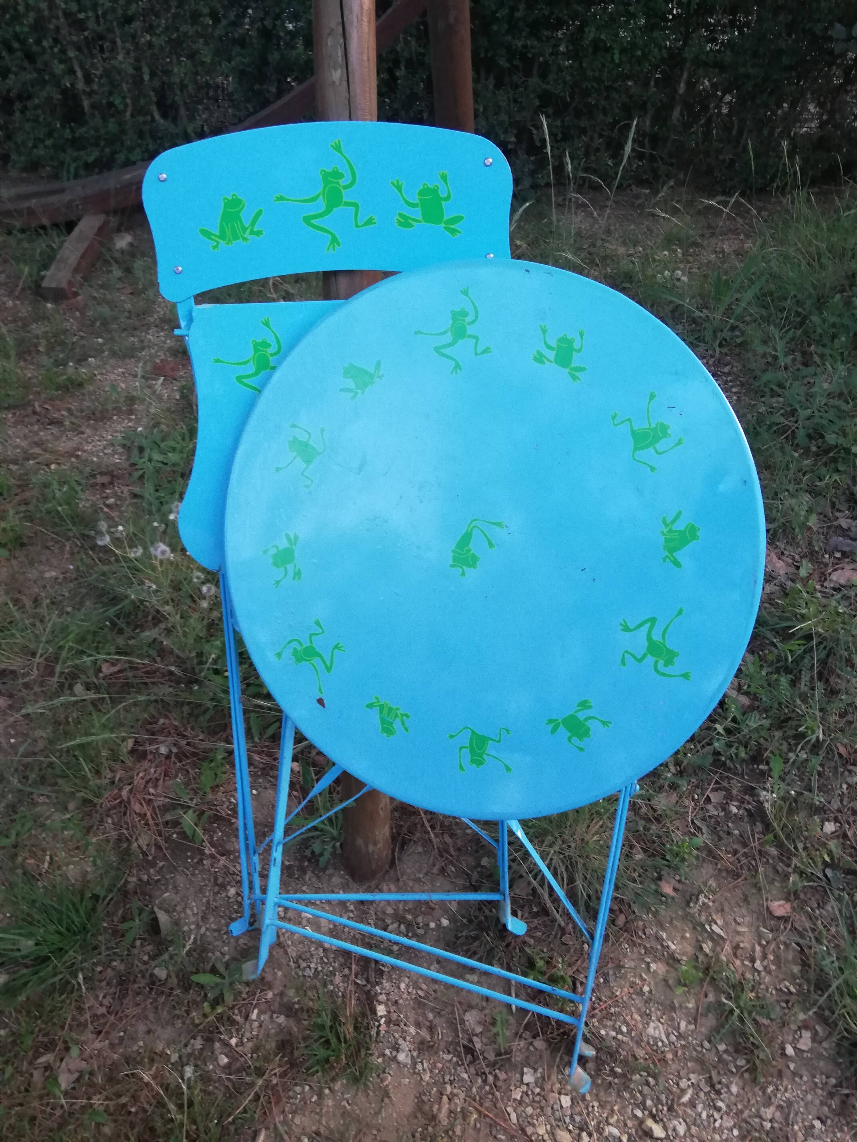 Garden pedestal with chair
