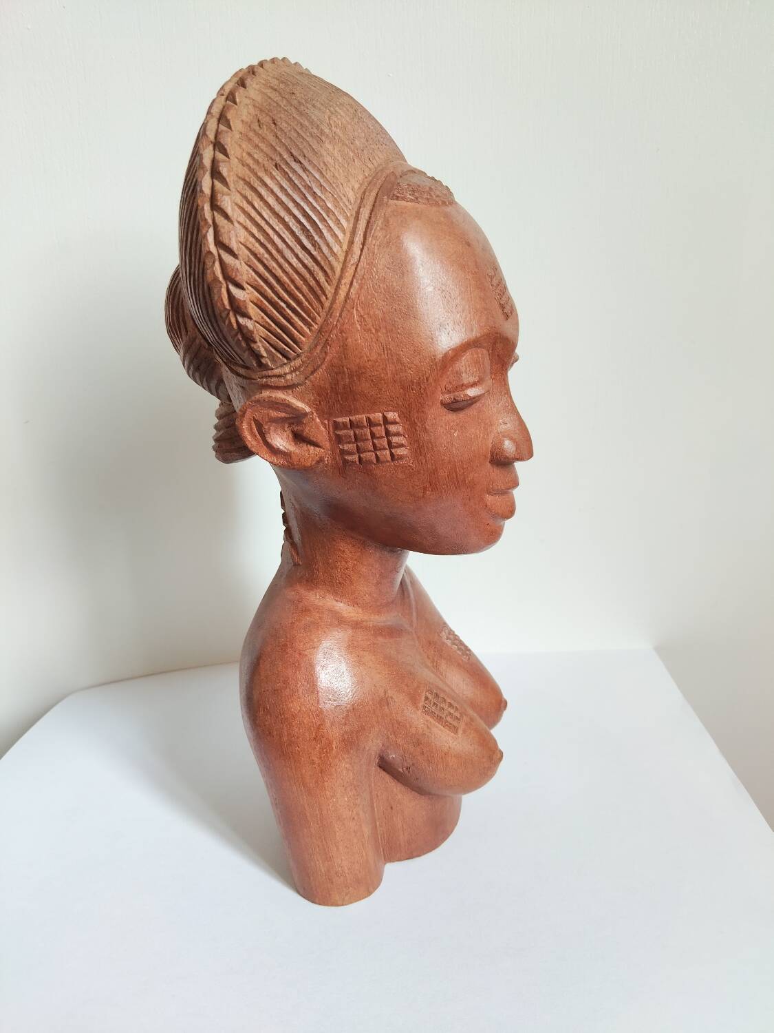 Buste féminin africain en bois – XXᵉ siècle
