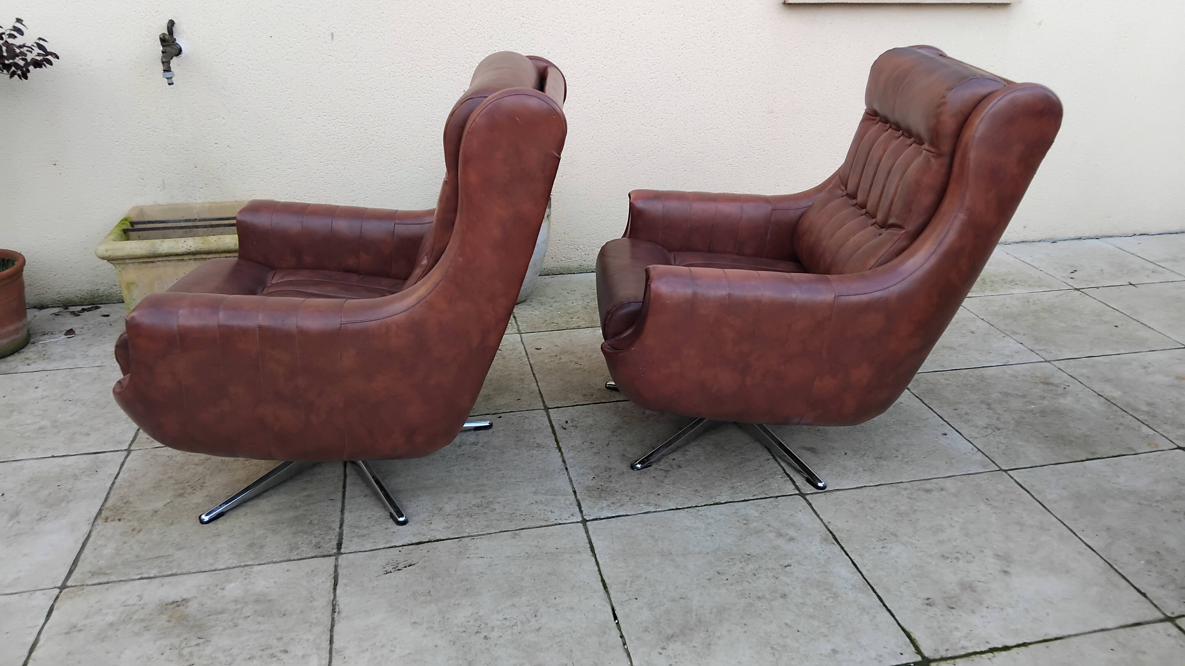 Paire de fauteuils pivotants en simili cuir, années 70