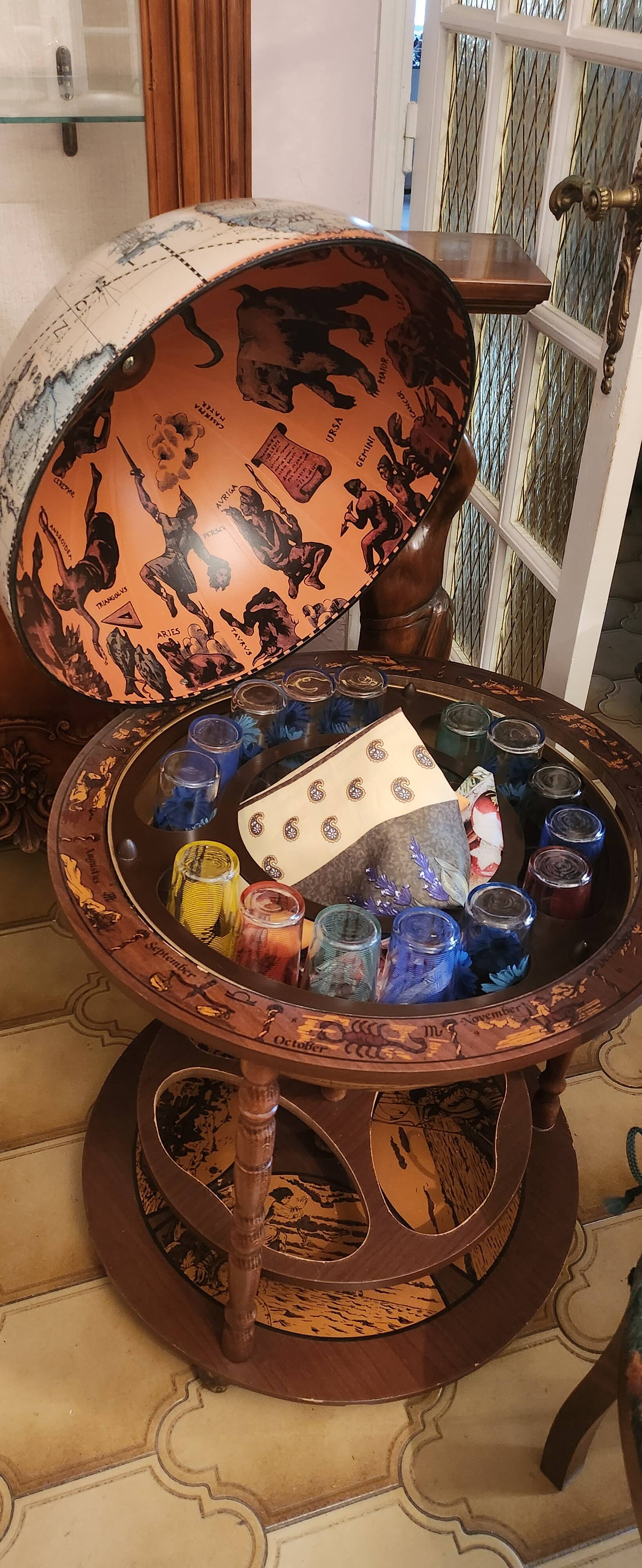 Bar globe terrestre on wheels